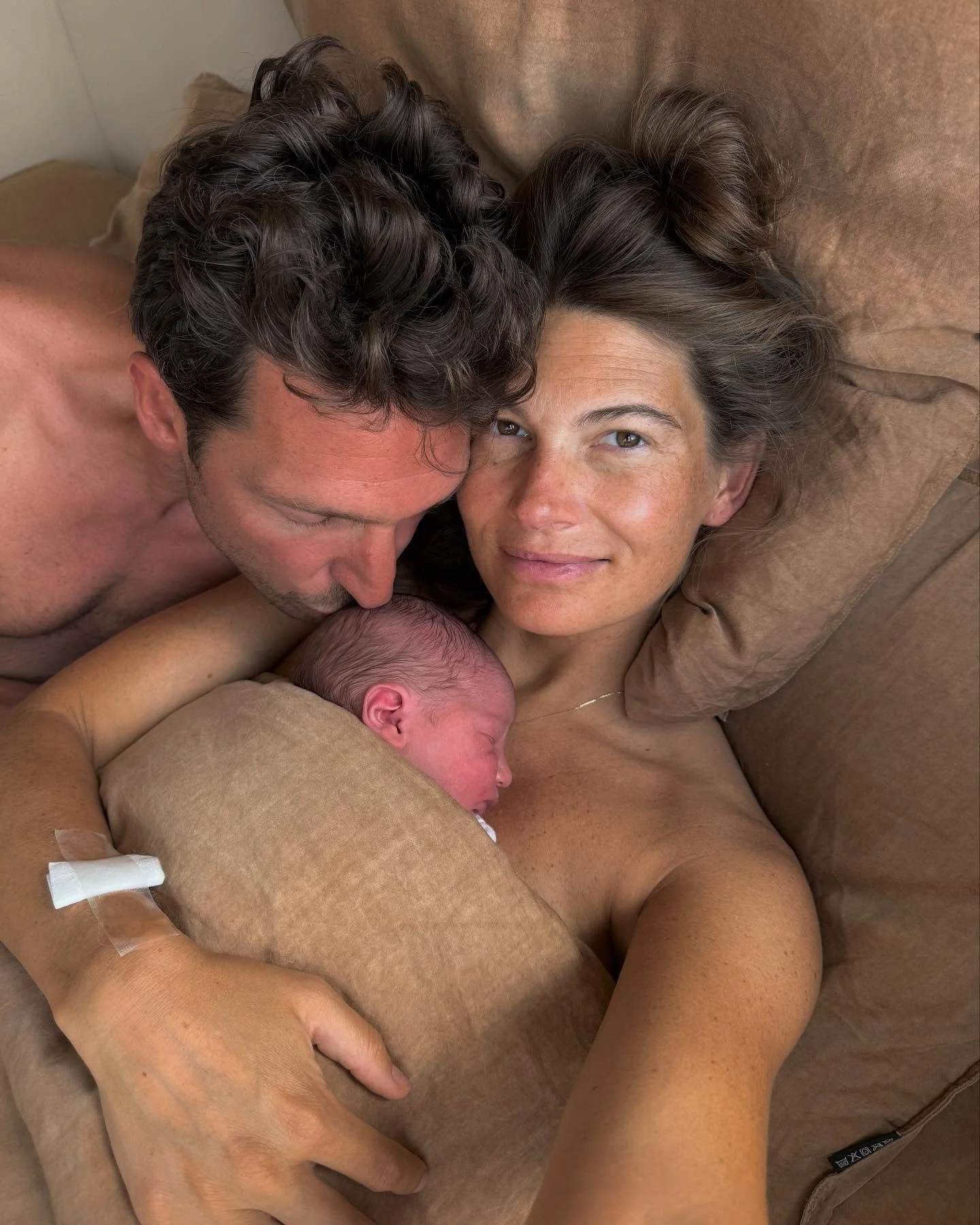 ✨💛✨ We are over the Moon!!! ✨💛✨
Daar is hij dan&hellip; Ons lieve bundeltje licht! Zo klein en al zo bijzonder 🫶

Precies 8 dagen oud 💫 Geboren op 3 juli om 08.27 uur, vernoemd naar mijn moeder en naar de magische maan 🌕 Hoe bijzonder is dat?!

