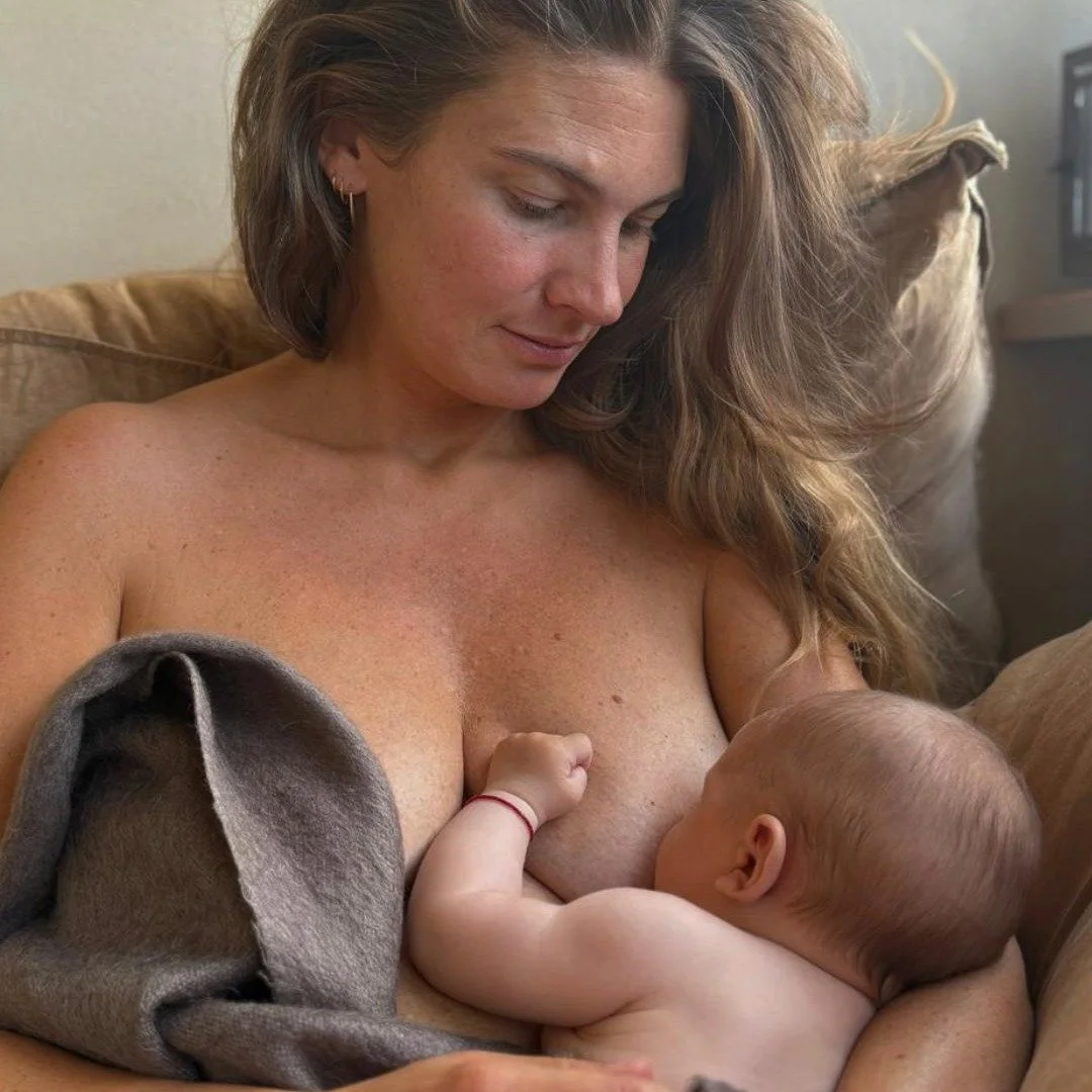 &ldquo;Zou je niet stoppen met de borstvoeding?&rdquo;

Een vraag die vaak wordt gesteld. Waarschijnlijk goed bedoeld en uit zorg, maar deze vraag raakt me. En foto 2 en 3 laten duidelijk zien hoe Moon en ik erover denken 😂

Waarom wordt juist iets 