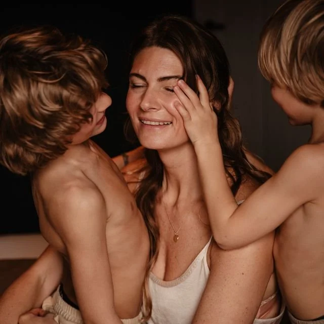 Vandaag is het Moederdag 🧡 En wat mij betreft zou het eigenlijk elke dag Moederdag mogen zijn&hellip; 

Want moederschap is het mooiste, meest intense en meest heilige werk dat er bestaat.

Elke dag opnieuw geven moeders liefde, kracht, zachtheid, t