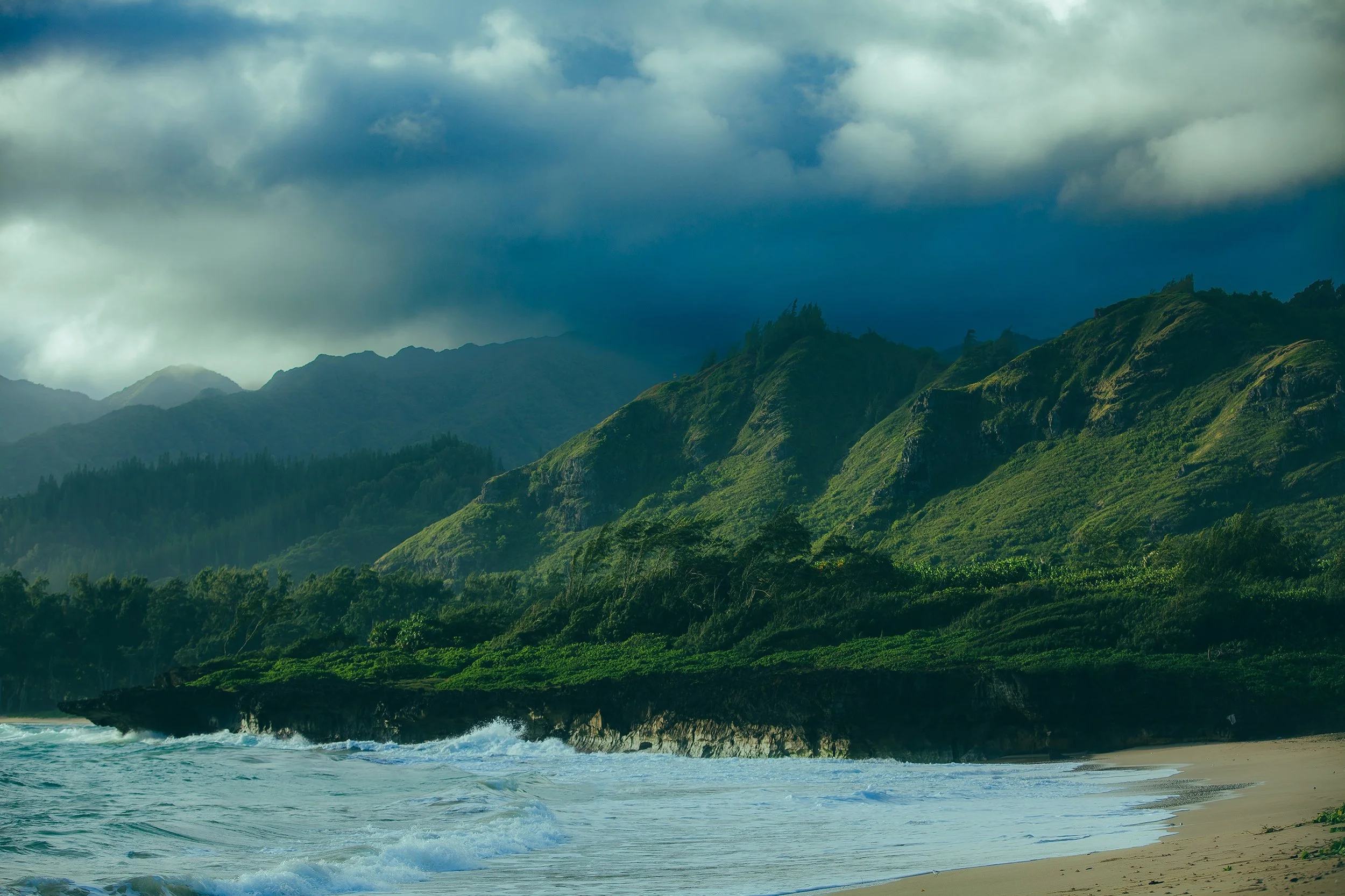 Oʻahu — Motion, Light & Island Energy

The Oʻahu gallery on The Wild Blue Films is a cinematic study of movement, culture, and coastline. Created by photographer Justin Graddy, this collection captures the layered identity of Hawaiʻi’s most dynamic i