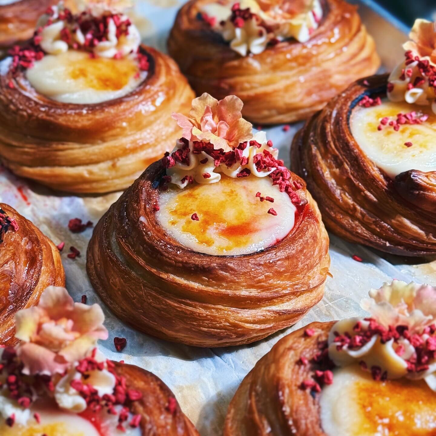 Raspberry cr&egrave;me br&ucirc;l&eacute;e croissant cup 🍮🥐
Swipe right to look through the layers that make this pastry so damn good! Sweet raspberries, vanilla cream, a thin layer of crunchy caramel, and freeze-dried raspberries 🌷 Find it at the