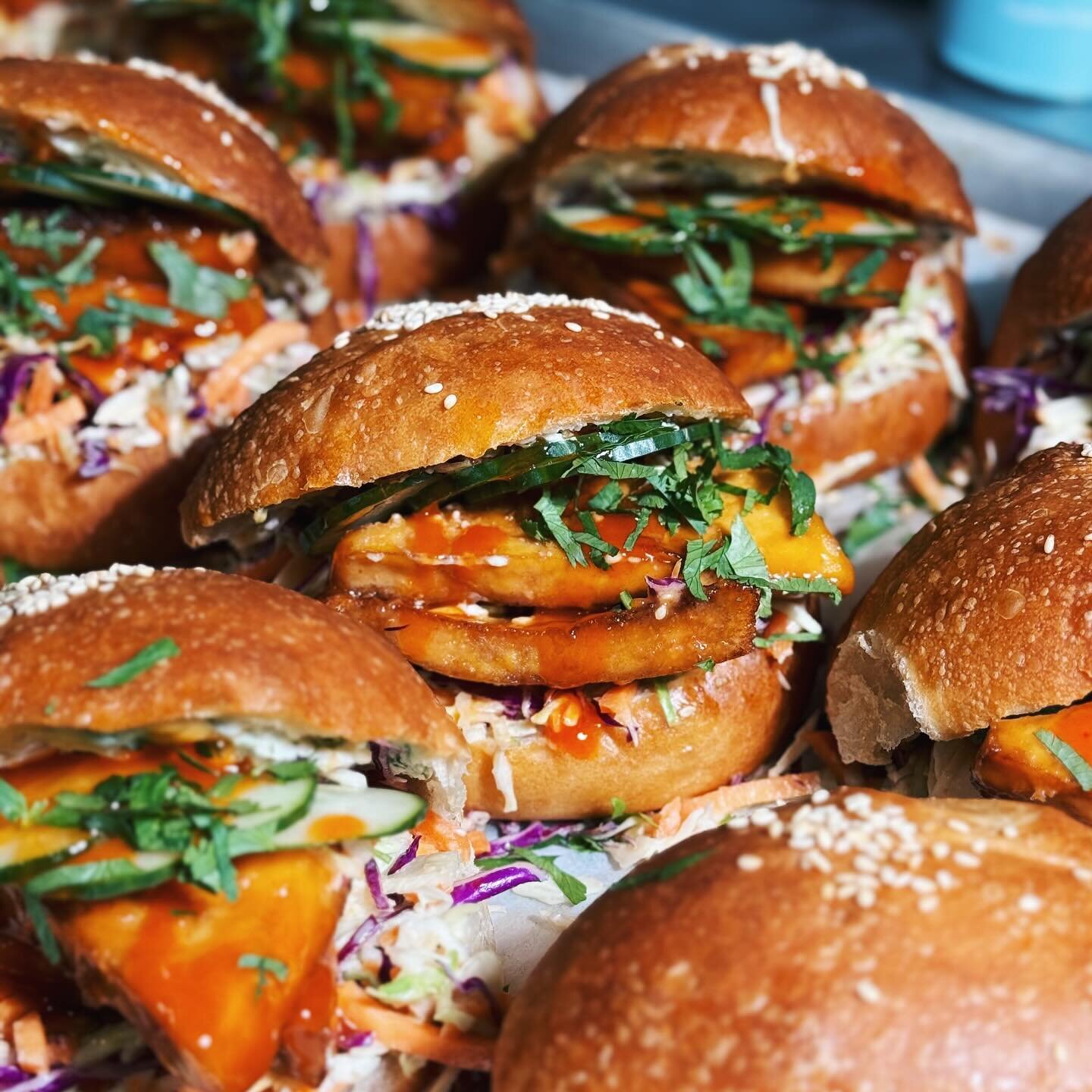 Bang Bang Crispy Tofu Sammie ❤️&zwj;🔥
House-made ranch, slaw, crispy tofu, fresh herbs and bang bang sauce in our house-made sesame seed brioche bun - available throughout the month of April! 🥪