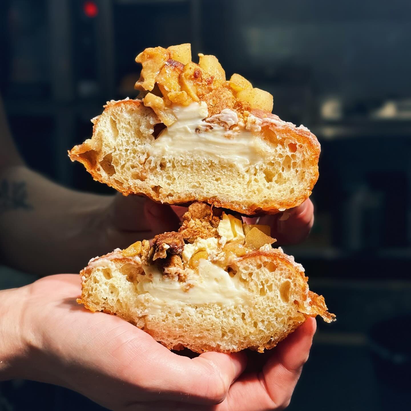 Feijoa Apple Crumble or Carrot Cake? 🍩
Pillowy brioche donut filled with feijoa and apple crumble pie filling, cream and a spiced oat crumble OR coated in vanilla glaze and the tenderest carrot cake crumb with toasted walnuts and buttercream. 
Feeli