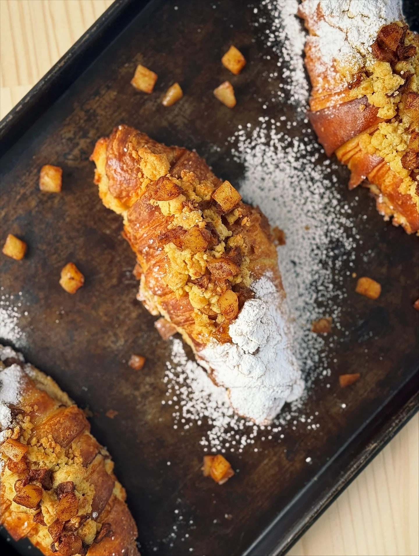Almond Apple Crumble Croissant 🍎
Flaky crosisant brushed with a light vanilla syrup, filled with frangipane (almond cream) and cinnamon-brown sugar apples. Finished with a buttery cookie crumble, apples and a dust of icing sugar. Such a lovely treat