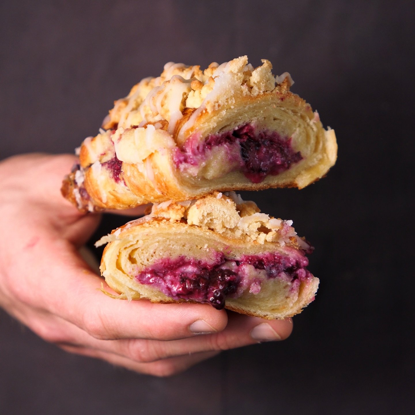 Almond Boysenberry Crumble Croissant 💝
Twice-baked croissant brushed with vanilla syrup, filled with frangipane (almond cream) and juicy boysenberries. Topped with crumble and finished with a drizzle of vanilla glaze. 
100% plant-based! No eggs, no 