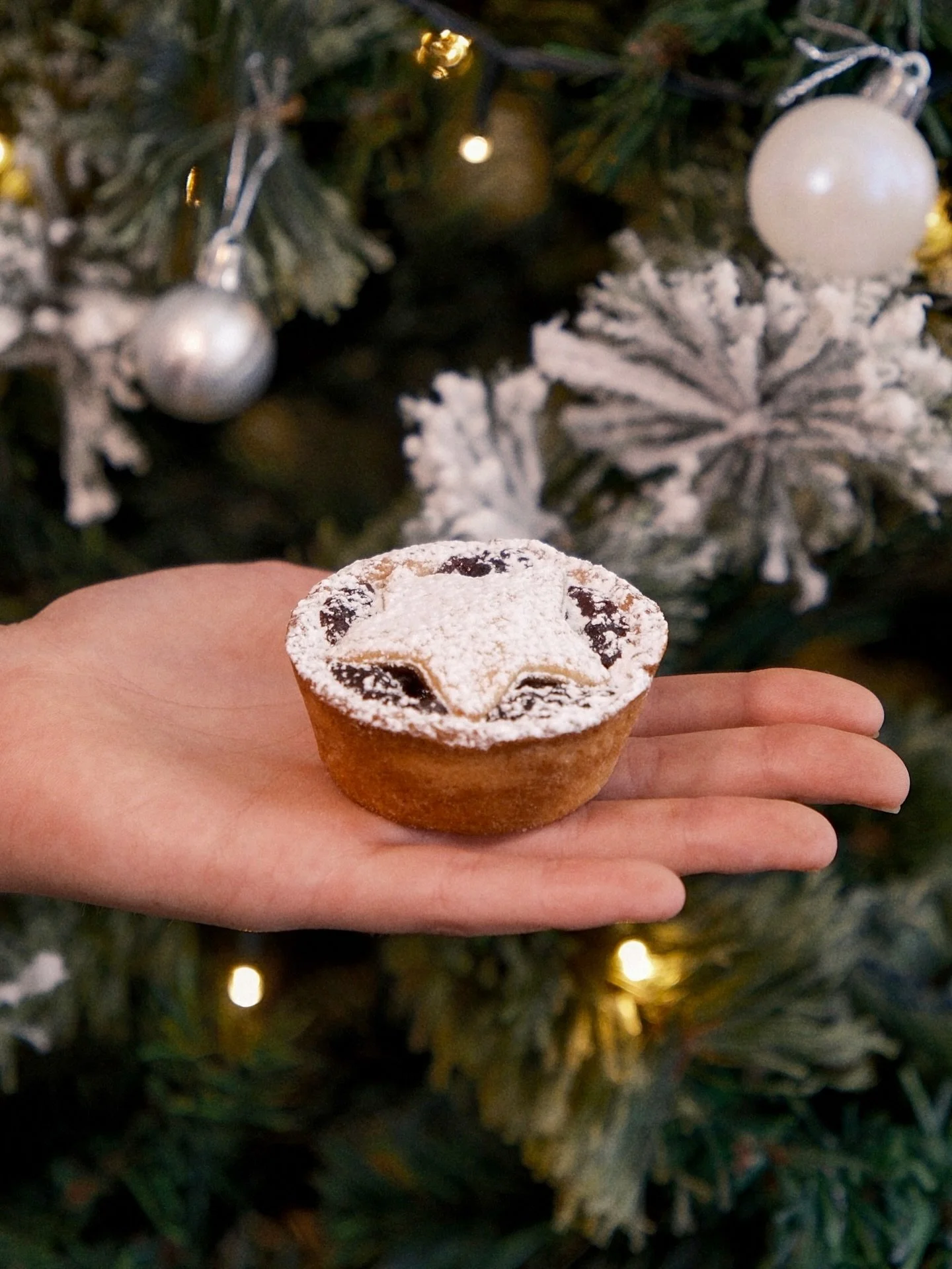 NATIONWIDE DELIVERY is back on for the holidays 🥳🎄The perfect present for under the tree or to add to your festive feast!

🍪 CHOCOLATE CHUNK COOKIE PACK (Gluten-Free): Vanilla cookie dough packed with Whittaker&rsquo;s choc chunks and chips 
⭐️CHR