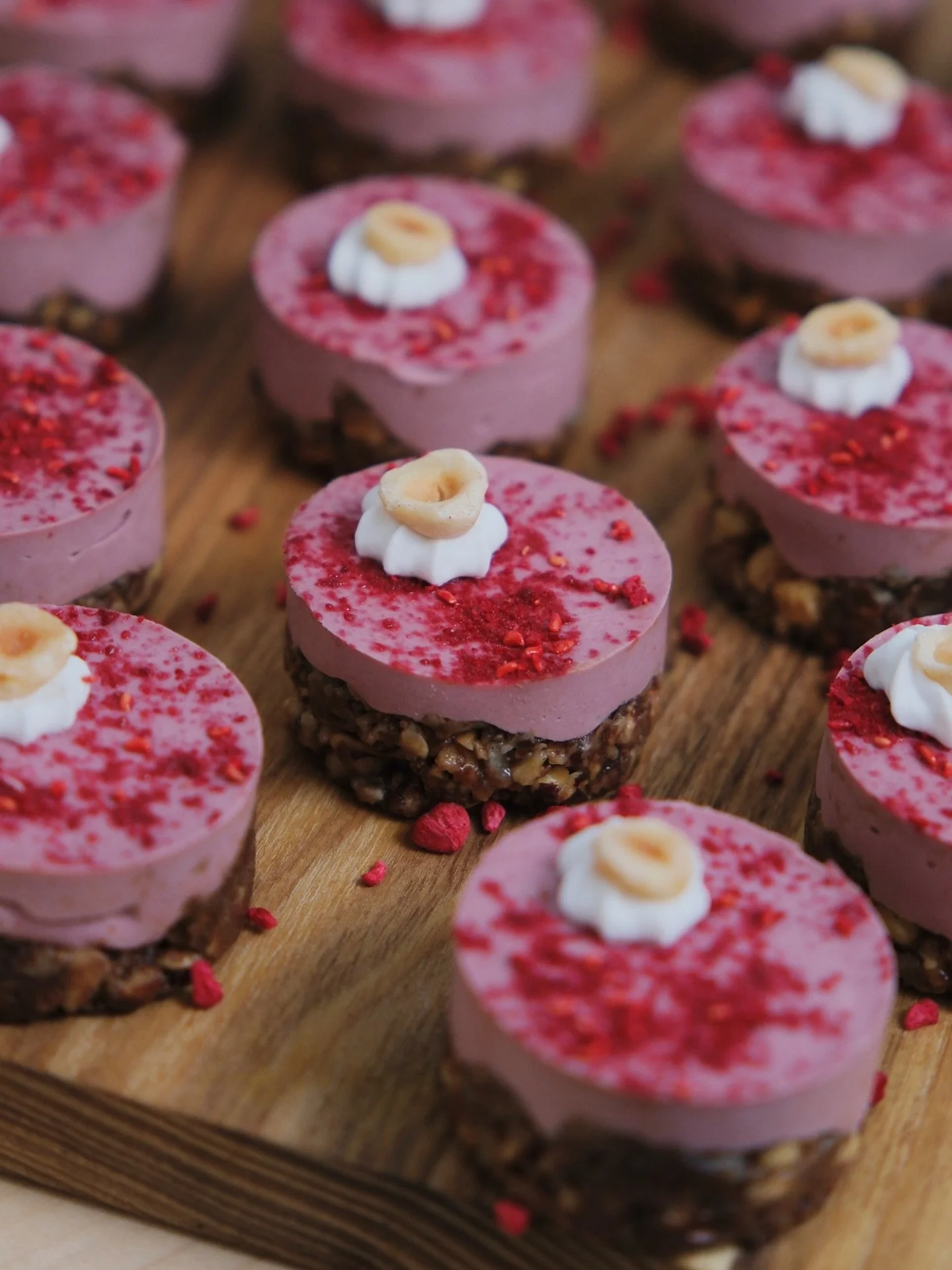 High Protein, Refined Sugar-Free Goodness! 🤩
Raspberry Hazelnut Protein Cup &ndash; Crunchy chocolate, hazelnut &amp; macadamia base, layered with raspberry cream and finished with freeze-dried raspberry powder.

The perfect pick-me-up made with who