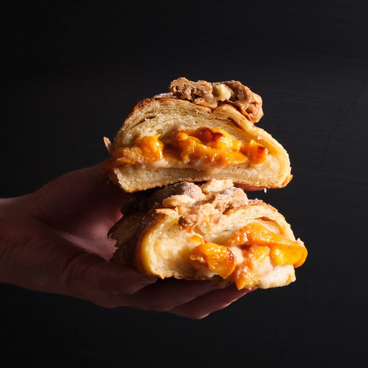 Peach Cobbler Almond Croissant 🍑
Croissant brushed with a light vanilla syrup, filled with juicy roasted peaches and cinnamon almond cream (aka frangipane). Finished with oat cookie crumble and a dusting of icing sugar

A little bit of summer, mixed