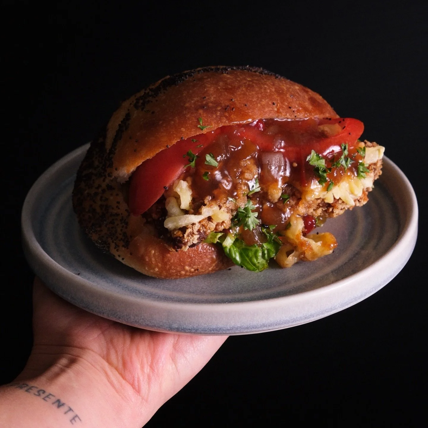 FRESH CHICK*N SANDWICH 🥬 
Poppy seed bread, tomato, lettuce, aioli, plant-based chicken schnitzel, cheese, caramelised onion chutney and parsley

Come get yourssssss ❤️&zwj;🔥
📍1 Manners St
📍105 Courtenay Place
📍104 Lambton Quay
📍166 Jackson St,