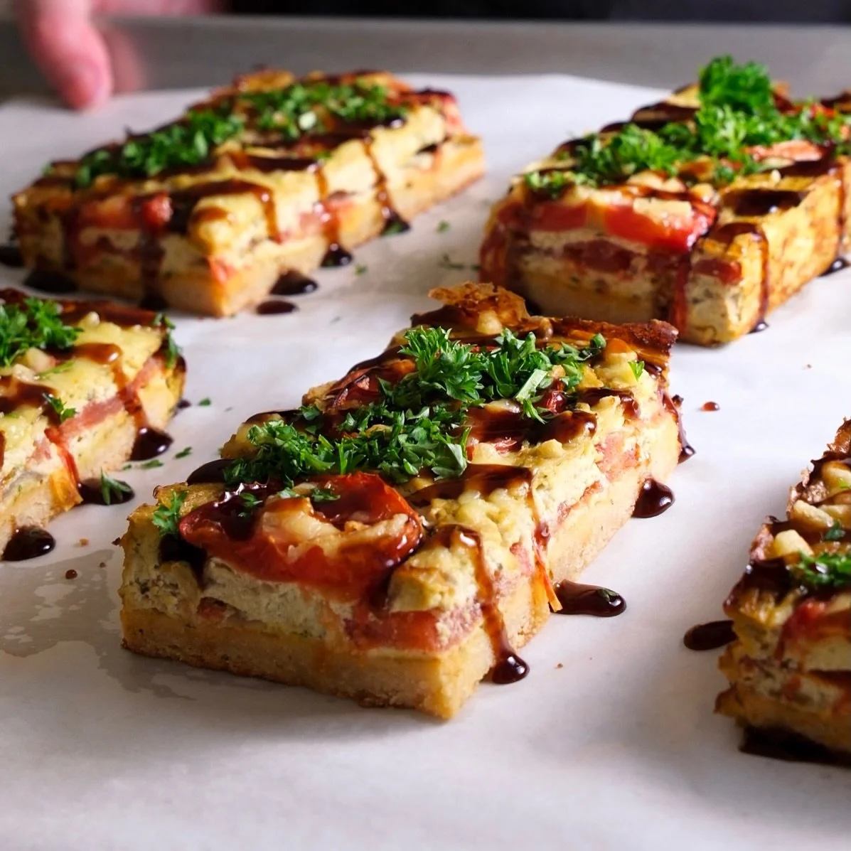 Healthy High Protein Roast Tomato, Almond &amp; Ricotta Tart 🍅
✨ 23g of protein per slice ✨
A must-have lunch if you&rsquo;re gluten-free or after a healthy, nourishing, high-protein snack.

House-made plant ricotta, sweet roast tomatoes, fresh basi