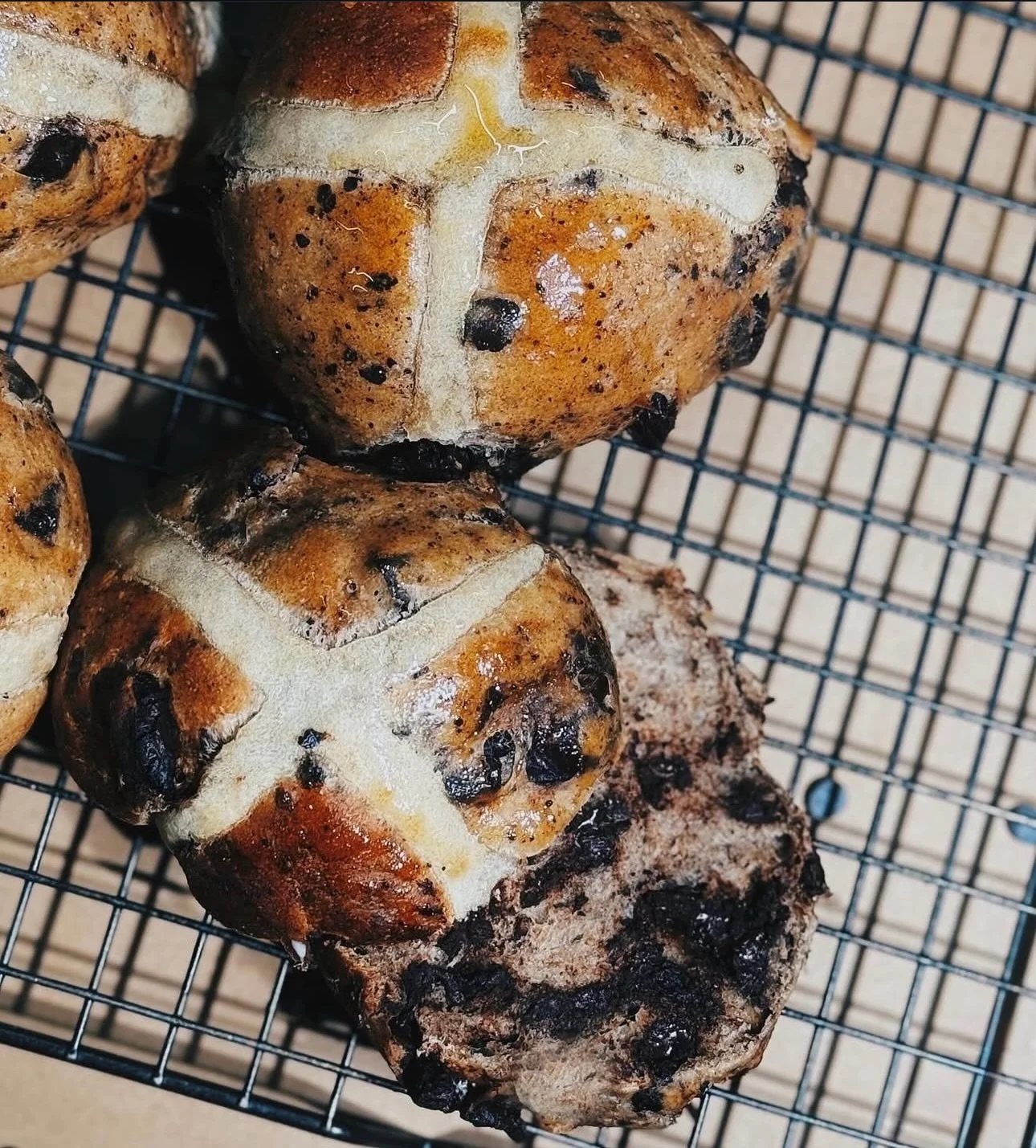 Hot Cross Bun Season! ❌ ✨
Swipe to see our flavours this year:
- Orange Chocolate Chip: brioche dough, warm spices, orange and chocolate chips. No fruit!
- Biscoff Filled: our classic a HCB with warm spices, citrus zest, earl grey tea steeped sultana