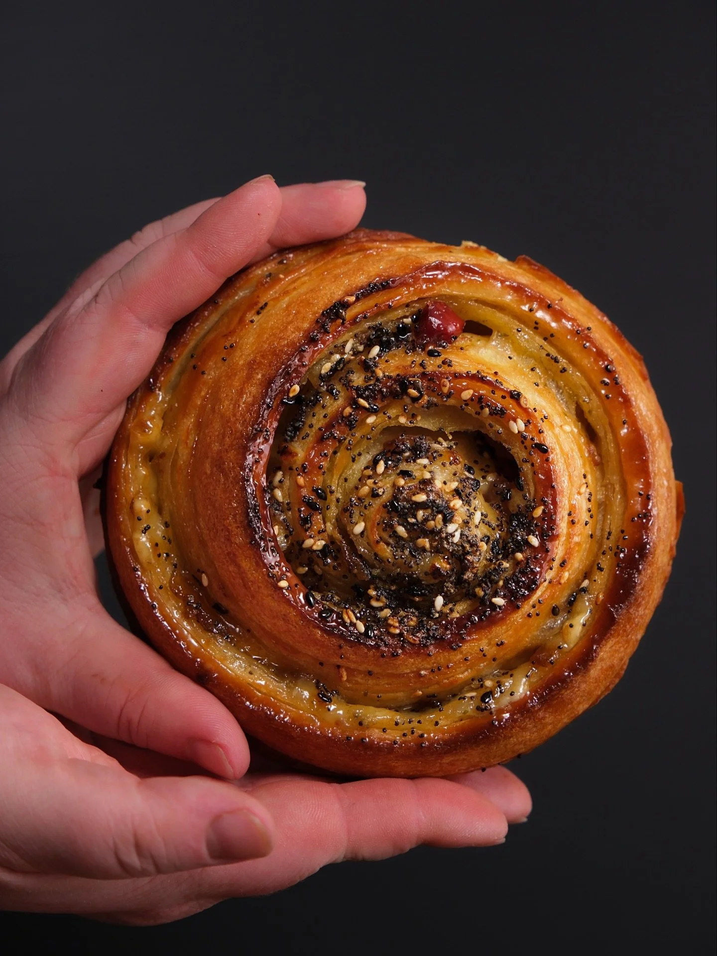 Everything Croissant Wheel 🌀
With herb cream cheese, caramelised onion chutney, cheese, and everything bagel seasoning. All the flavours of a bagel with the crisp, flaky layers of a croissant 😍

These have become one of my favourite items this mont