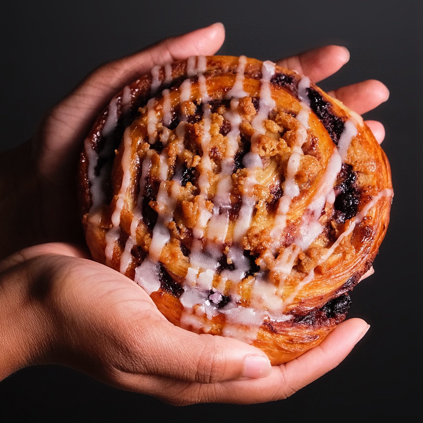 Blueberry Crumble Croissant Wheel 🌀
Layers of pastry with housemade blueberry compote and frangipane (almond cream), finished with a cinnamon crumble on top anda drizzle of lemon glaze 💙 the perfect autumn treat!
Available until May 11th :) 

Think