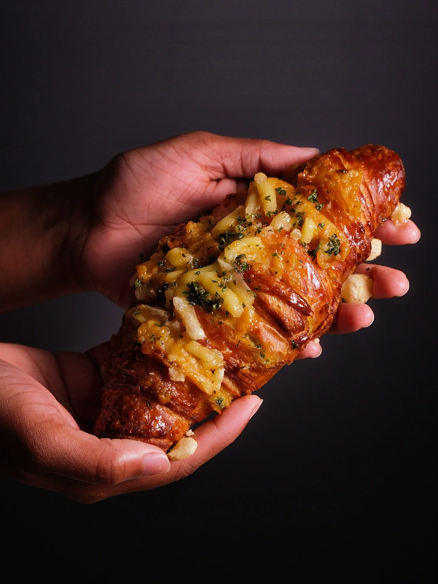 Cheesy Garlic Pull-Apart Croissant 💥
Imagine a pull-apart garlic bread but in a croissant form. Filled with fresh herb and garlic butter, cheese sauce and cheese in every slice. You will be wanting another one as soon as you try it! It&rsquo;s that 
