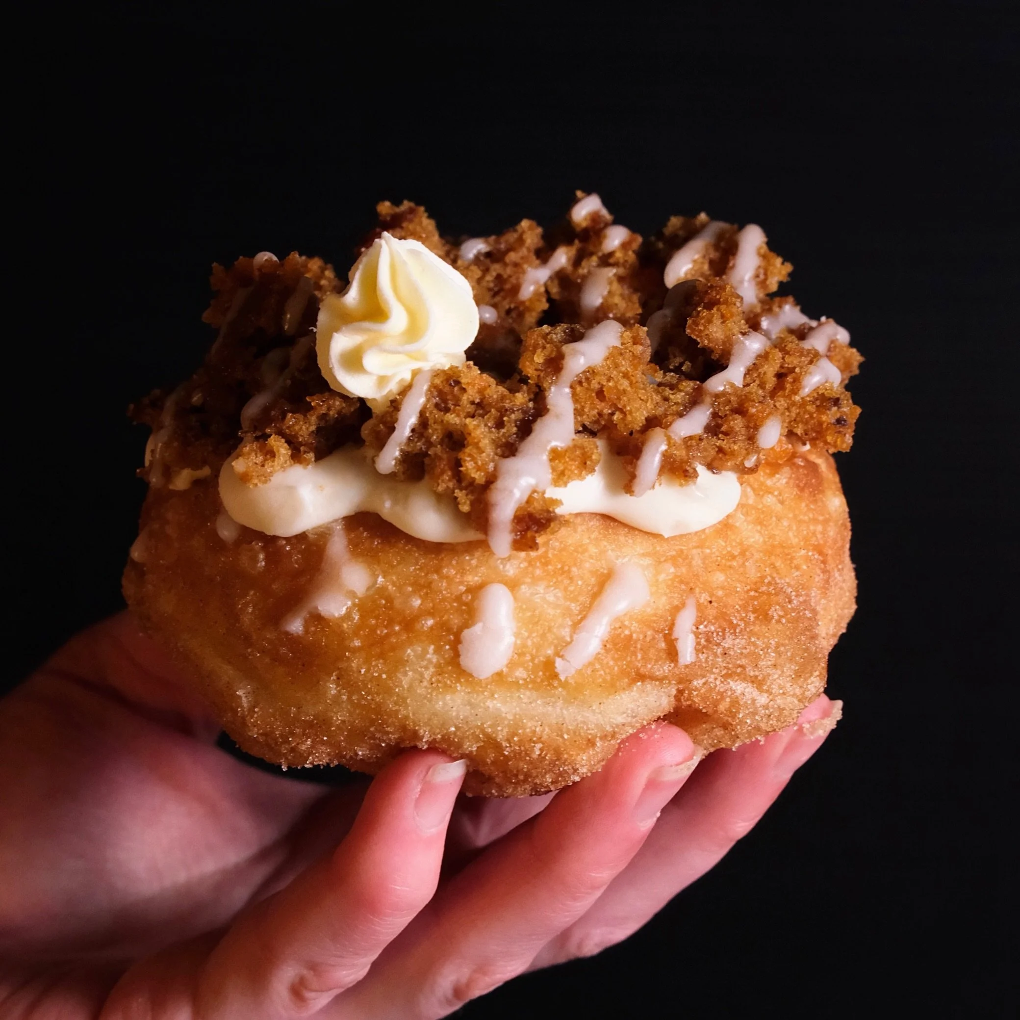 CARROT CAKE DONUT 🤎
PIllowy brioche donut, creamy vanilla cream cheese, carrot cake chunks, vanilla drizzle and cinnamon sugar

Inspired by the cosy feeling of having a slice of carrot cake on a cold morning, with a cup of coffee and good company ☺️