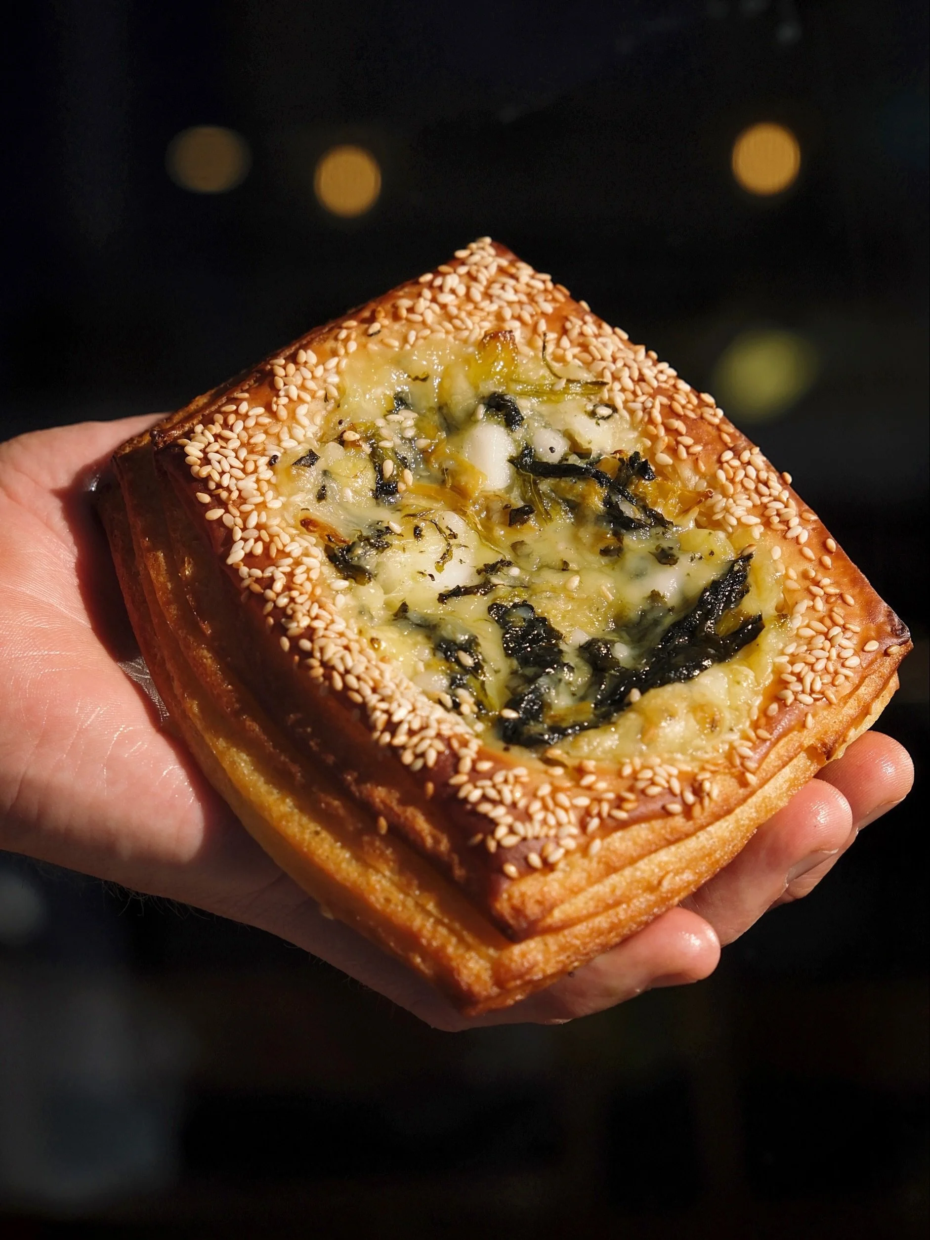 Artichoke Spinach &amp; Feta Croissant Tart🌿

Baked artichoke and spinach, feta, cheese, garlic and caramelised onions. Finished with white sesame seeds 🤍

One of my favourite pastries to make and eat this season! It&rsquo;s light, packed with flav