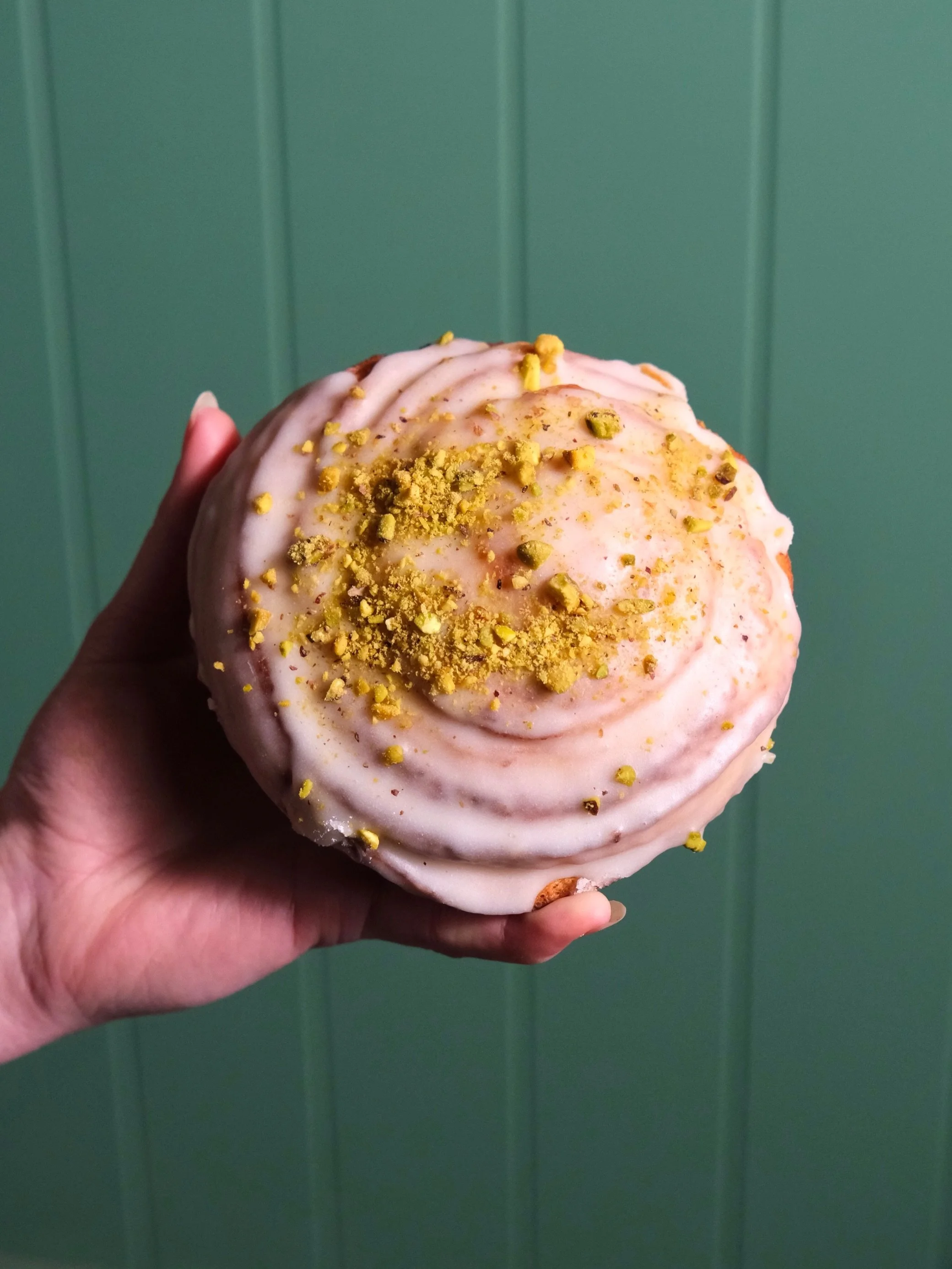CARDAMOM, PISTACHIO &amp; ORANGE CROISSANT WHEEL - Swipe left to see what&rsquo;s inside! 🧡

Croissant dough layered with cardamom-orange frangipane, coated with orange blossom glaze and topped with pistachios - one of our favourites this month!!

A