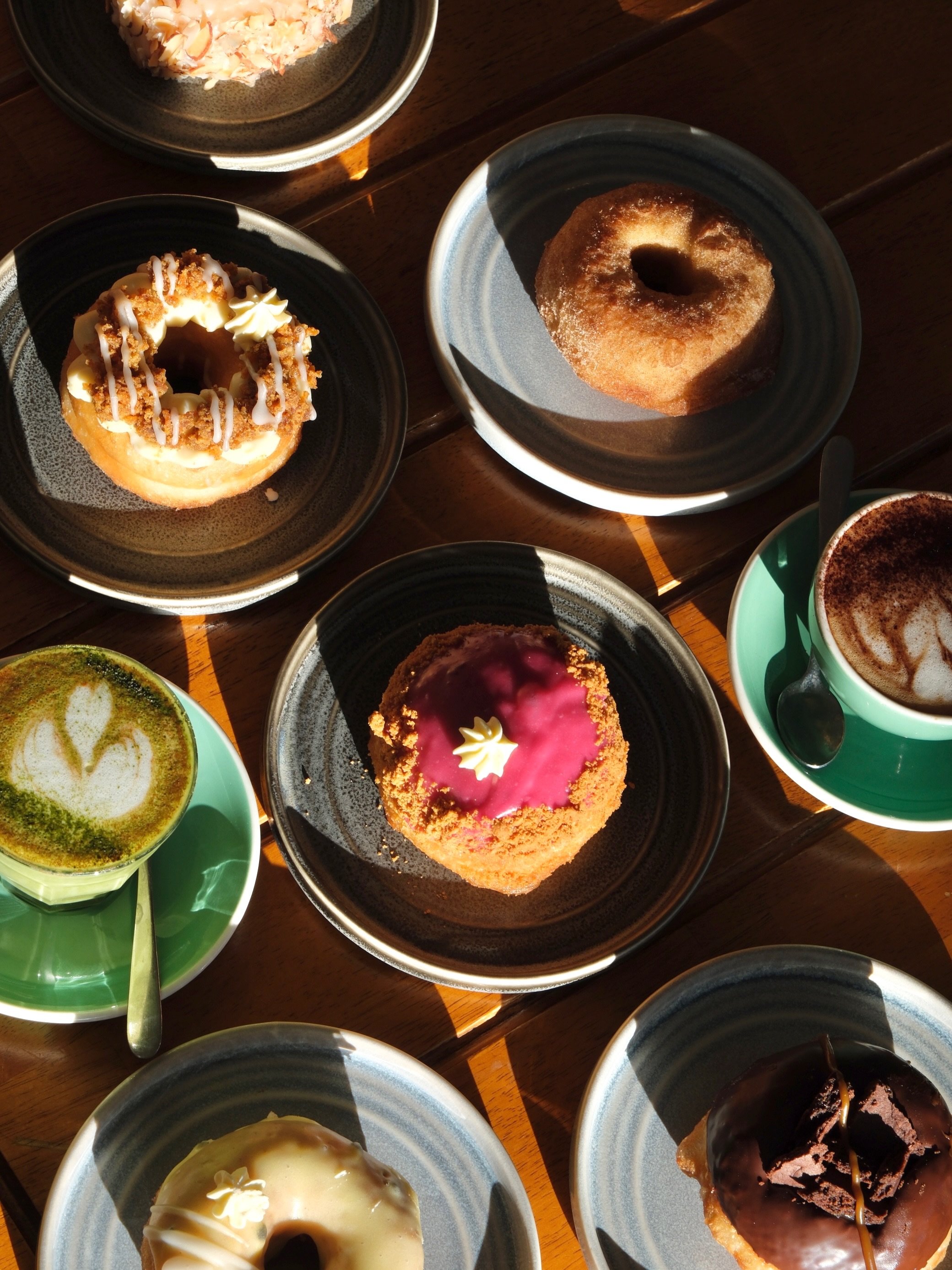 Meet our new Seasonal Donut Lineup! ❤️&zwj;🔥

&bull; Dulce de Leche Alfajor: dark chocolate glaze, dulce de leche (Argentinian caramel), cream and alfajor cookies. Inspired in the Marplatense Alfajor! Look it up 😍
&bull; Boysenberry Ginger Cheeseca