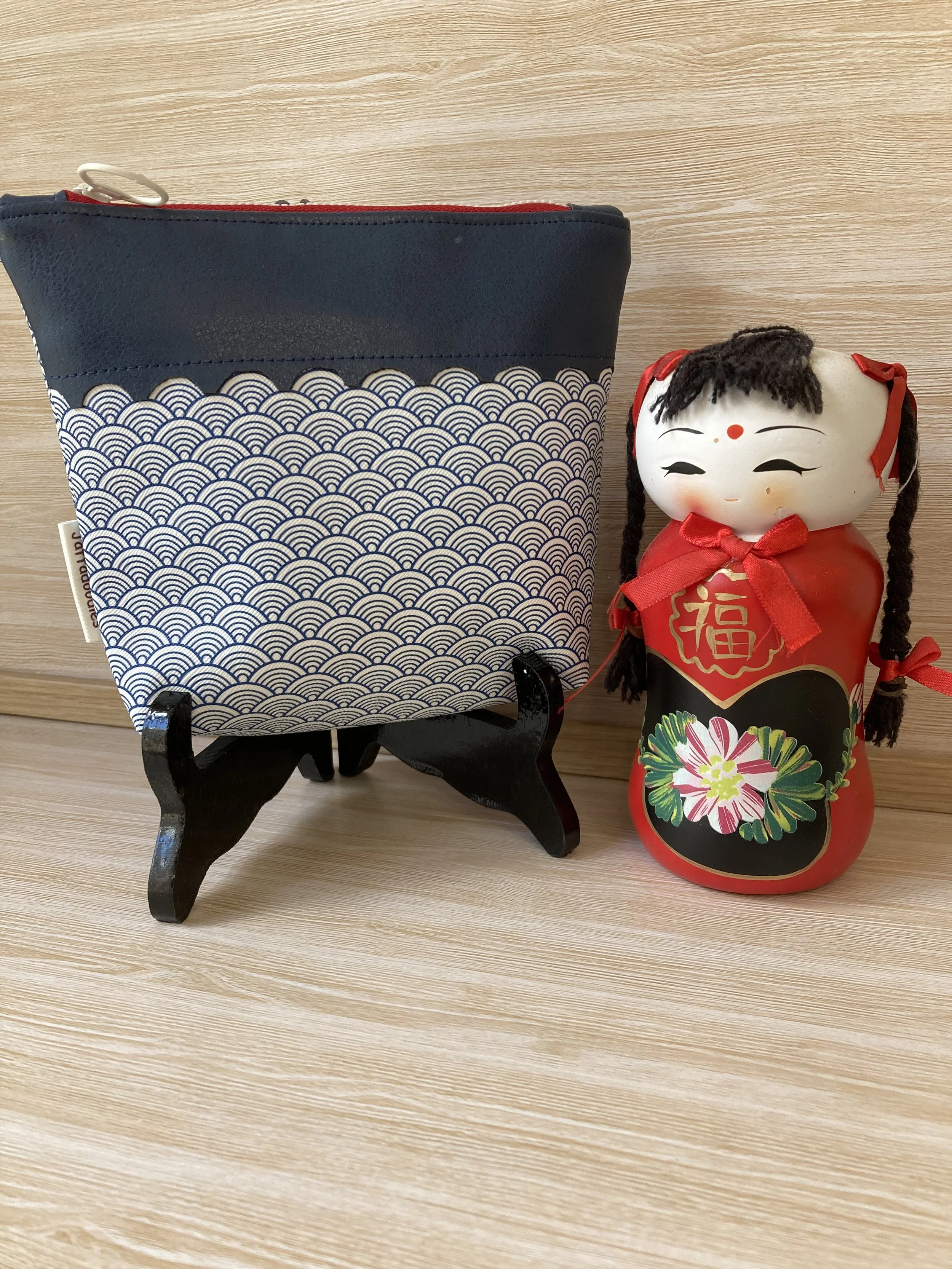 Clamshell pouch