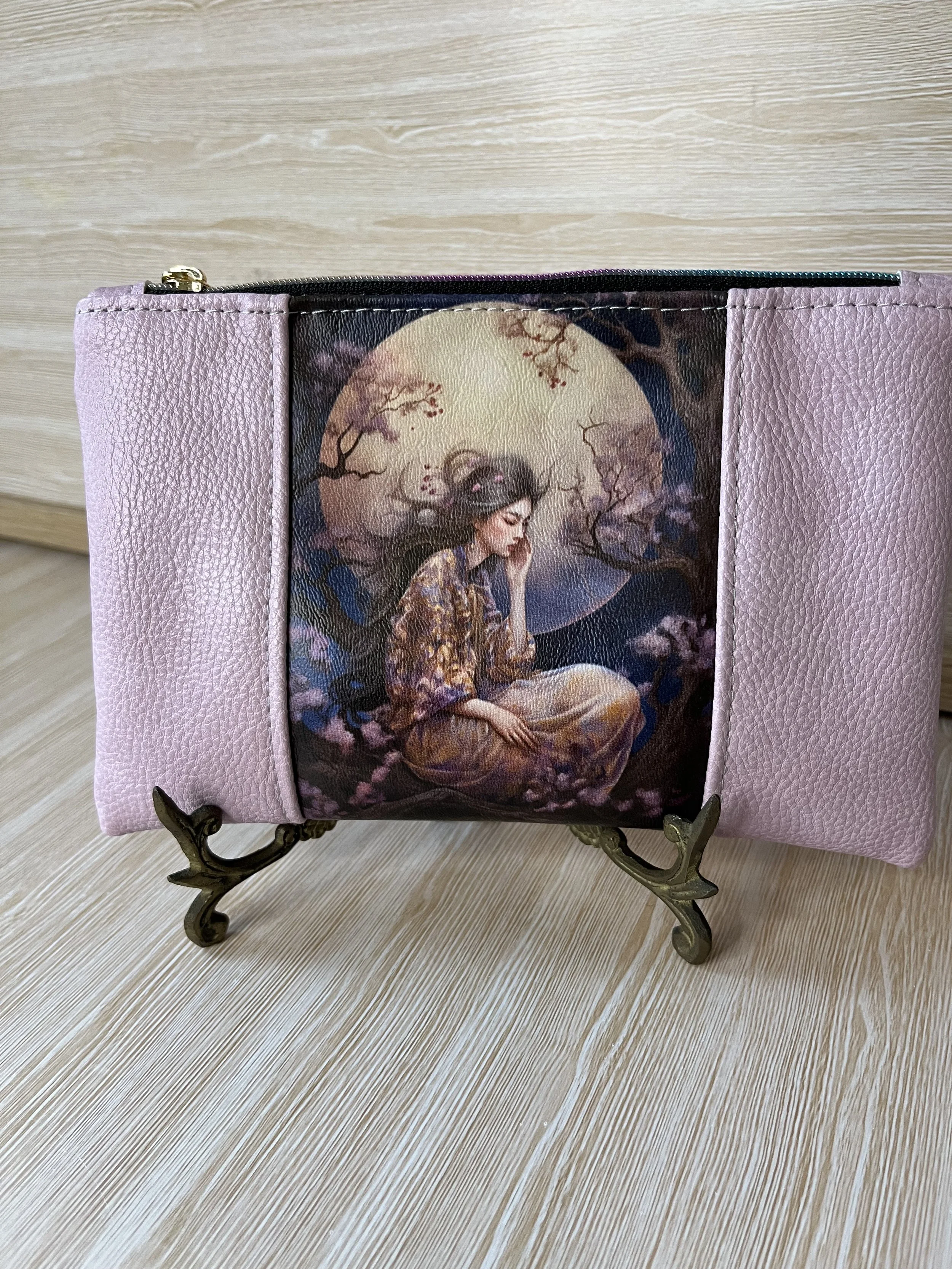 Mauve zipper pouch.