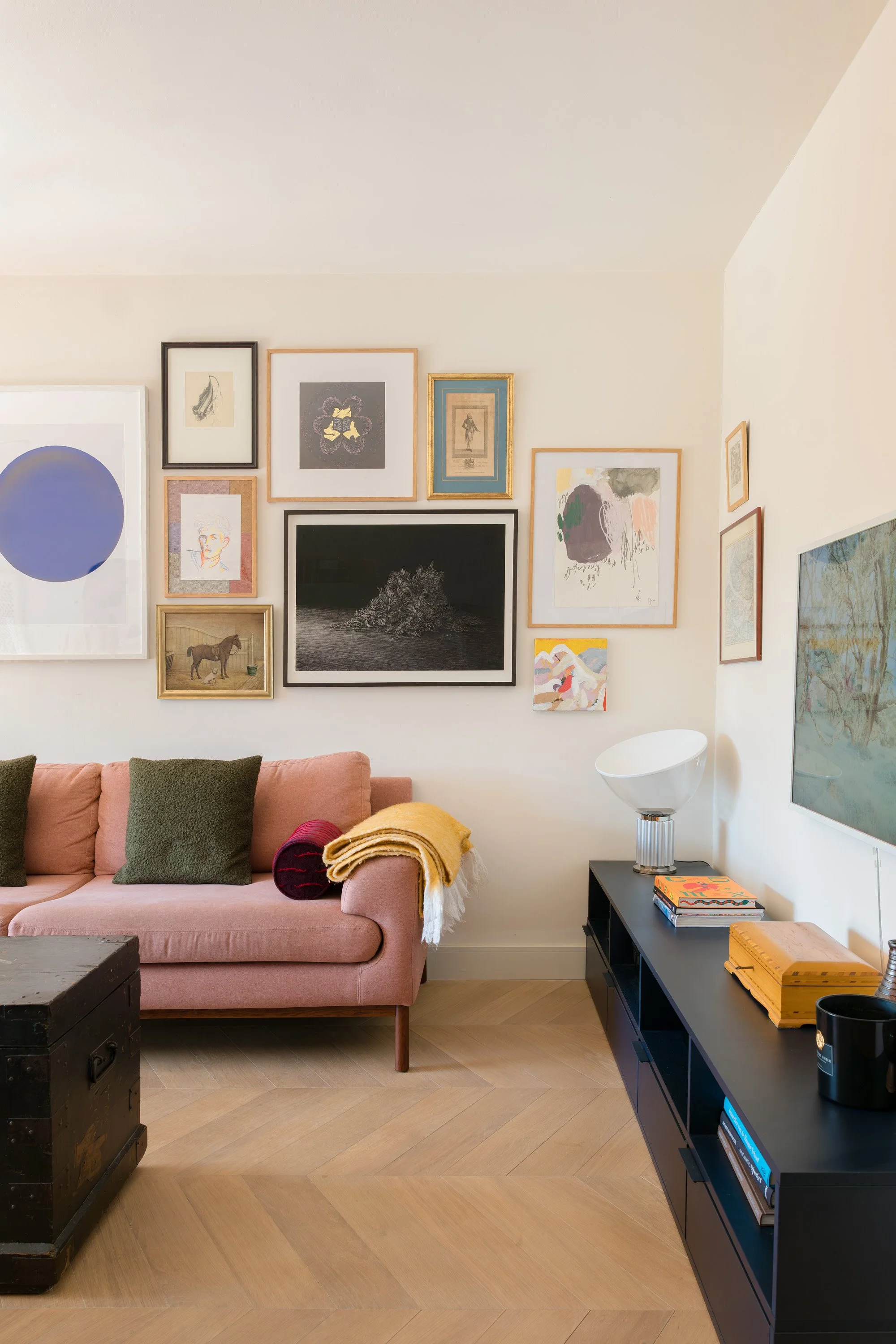 toby-robinson-interior-design-amsterdam-apartment-living-room-salon-art-wall.jpg