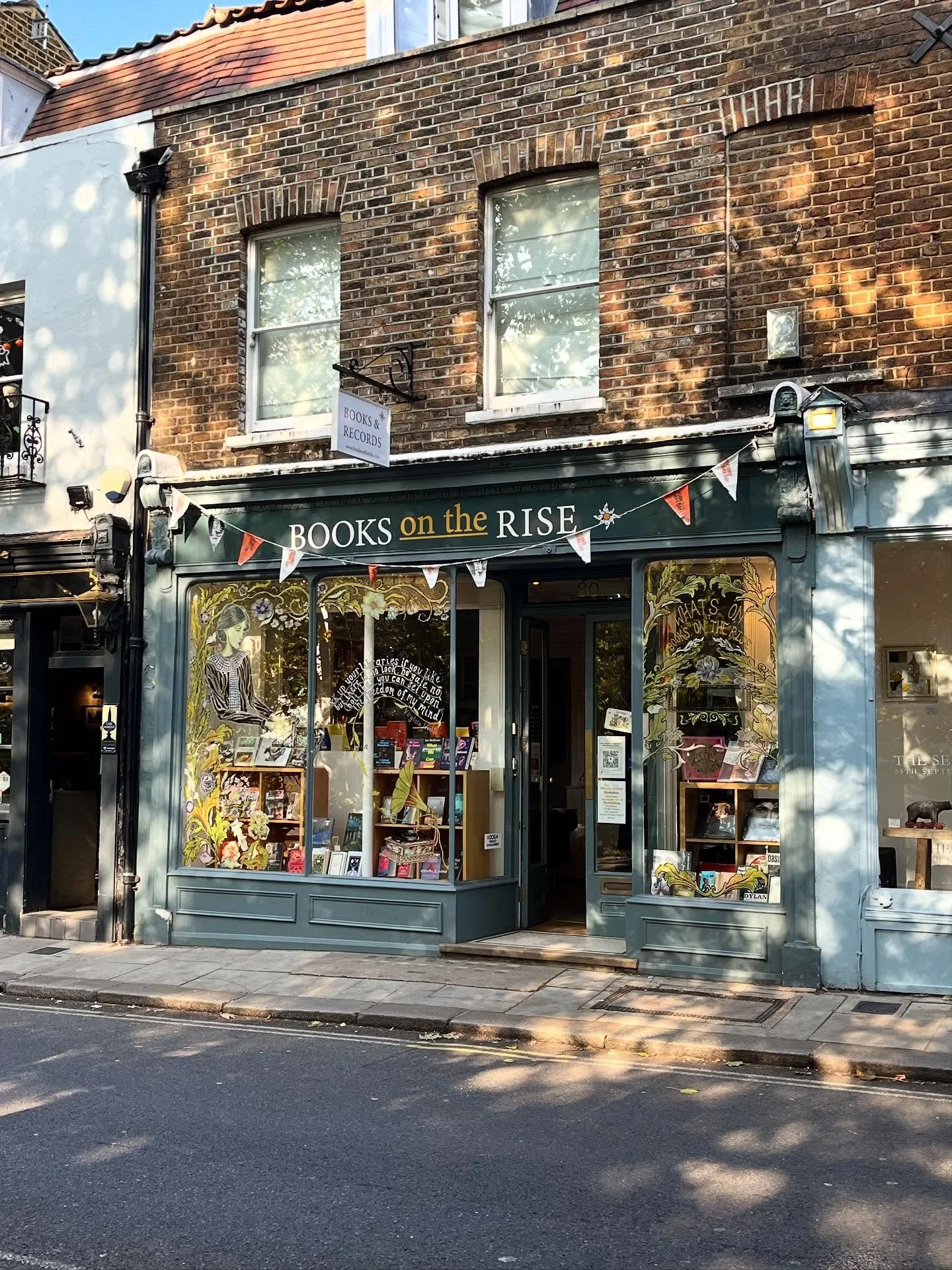 Sunday strolls around Richmond of course ended up at a new book shop! This time it’s @booksontherise 😍
Dappled in sunlight and stacked with good books it’s the perfect pitstop on the way to a big fat Sunday roast! 10/10 would recommend!