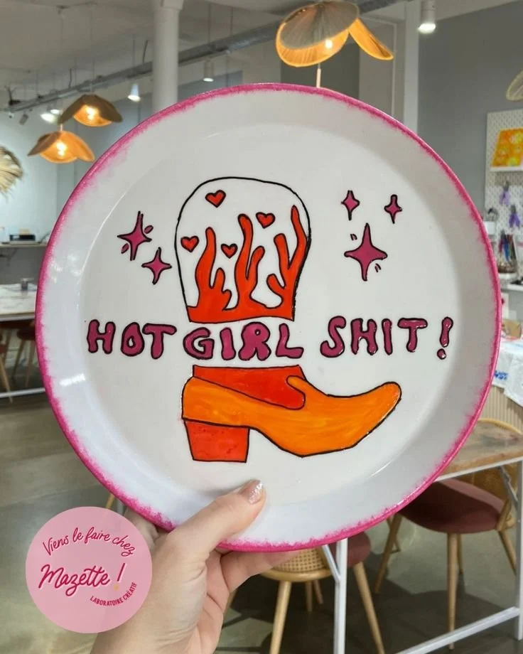 Assiette botte de cow boy écriture _hot girl shit_.jpg