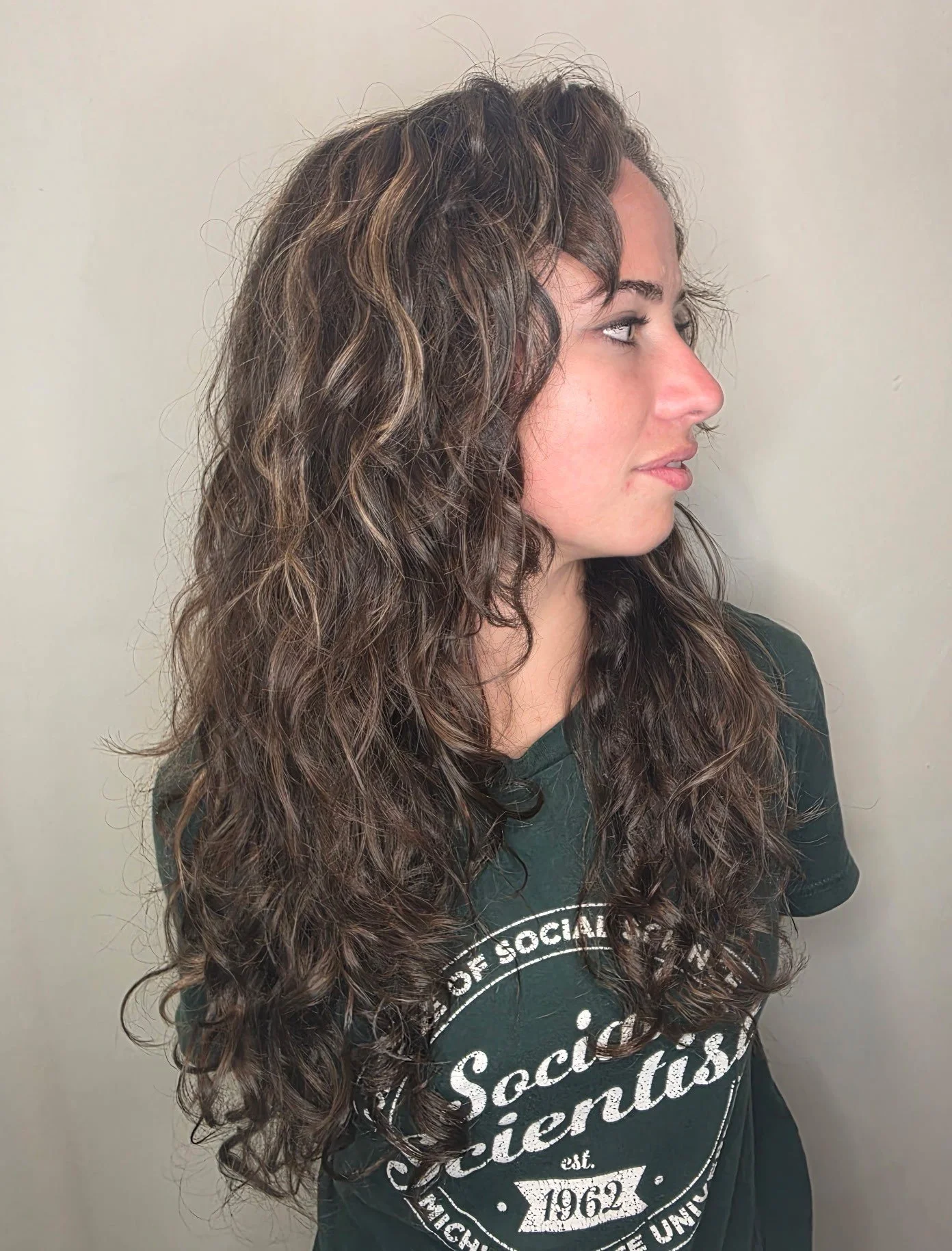 Long, curly brown hair and highlights.