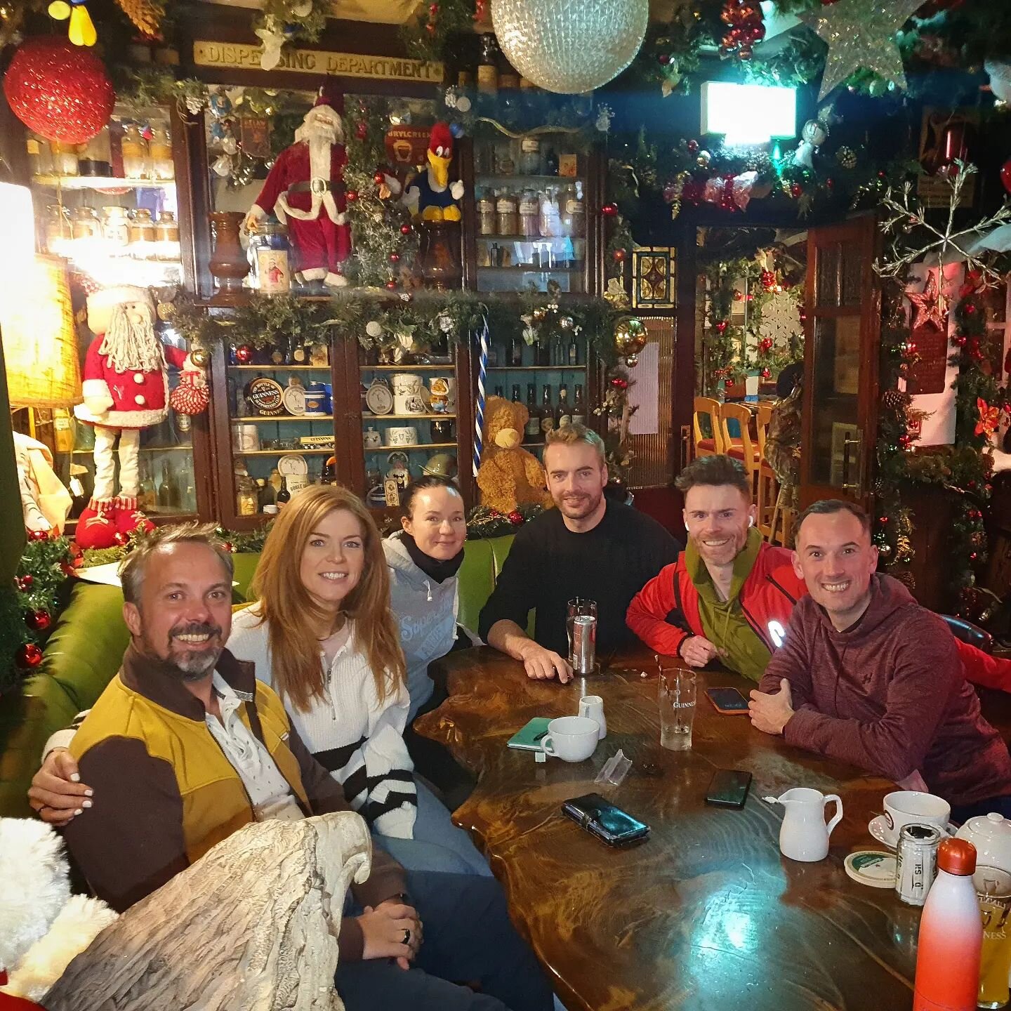 DFR Committee Meeting in a very Christmassy-themed pub! (with @sinead.doherty_ on zoom). Lots of exciting plans being made. Did someone say @dublinmarathon ?! 👀🏃&zwj;♀️🏃

It's the most wonderful time of the year🙌🙌🏳️&zwj;🌈🏳️&zwj;⚧️

#dfrstrong