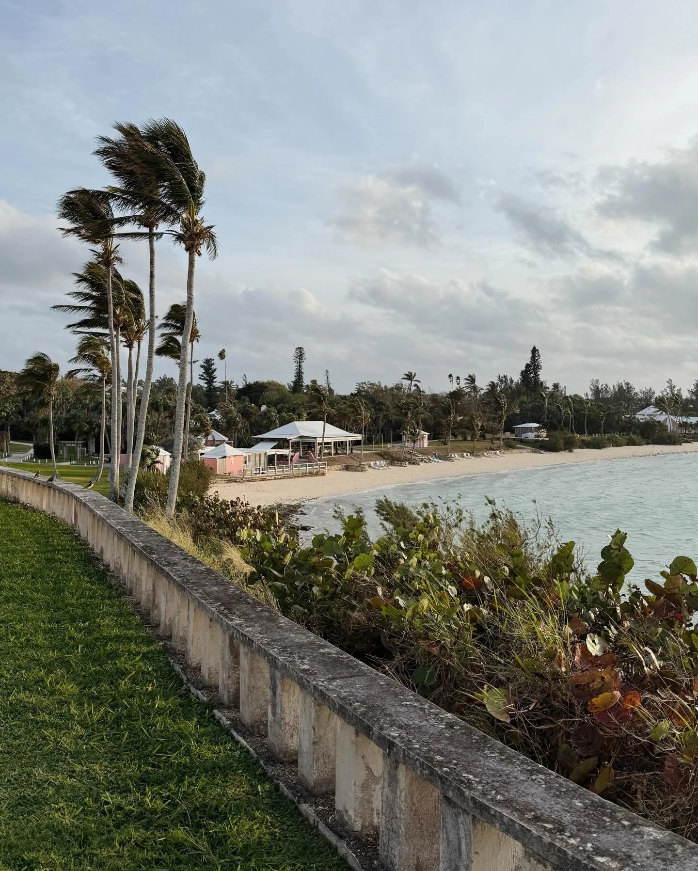 Thank you beautiful Bermuda (and a wonderful team) for a great Spring shoot! Every day, every hour, every minute the weather and the look was a whole new mood. But we killed it anyway. 💓 Now, back to Christmas!