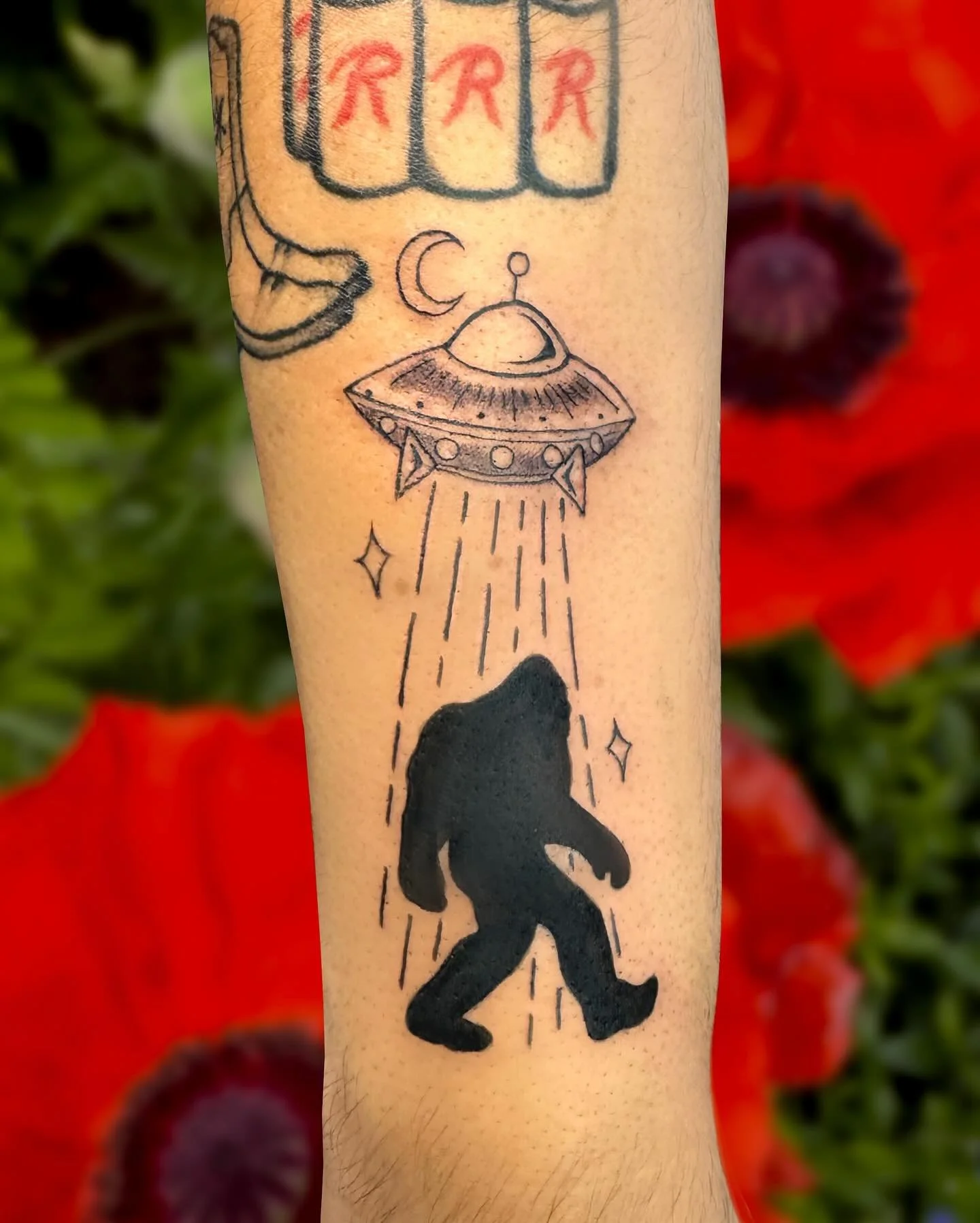 Fun little UFO and Sasquatch piece for a patchwork sleeve! I love doing a silly design!! 

#patchwork #pdxtattoo #bngtattoo #greshamtattoo