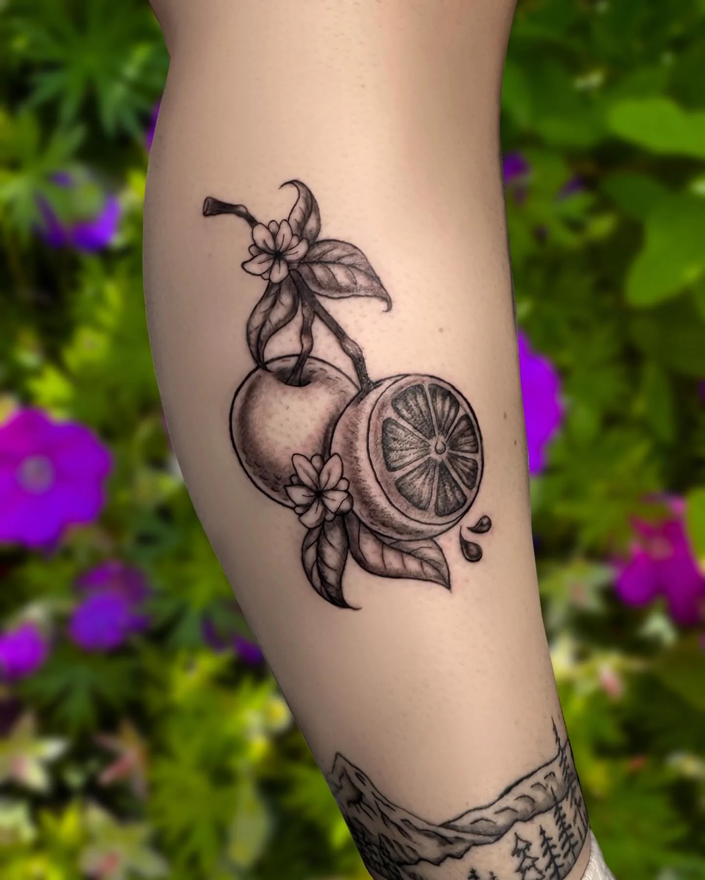 🍊a couple oranges for @aubribro! I little double memorial piece! So happy to be the one to do this for you 🧡

#tattoo #orangetattoo #floraltattoo #bngtattoo #blackandgreytattoo #greshamtattoo