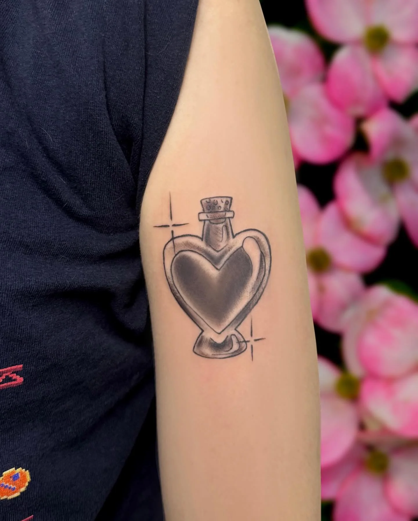 💕🧪A little love potion from earlier this month! This one is from REPO iykyk :3
Thanks pookie @valkyriescorner !

#tattooshop #tattoo #greshamtattoo #repo #lovepotion #pnwtattoo #pdxtattoo #bng #blackandgrey #blackandgreytattoo