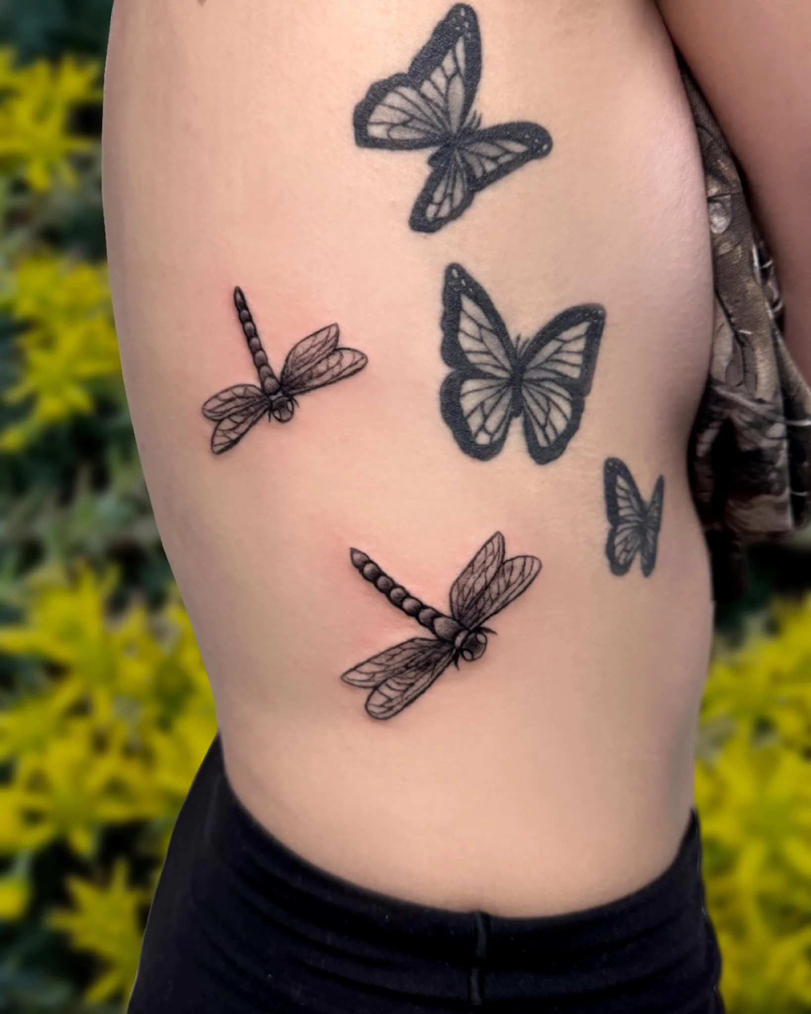 I got to do these dragonflies under some butterflies from my apprenticeship!! I wove bugs :3
Thank you so much to @kennedi_thurman it is always a joy to see you!!

#tattoo #bngtattoo #greshamtattoo #dragonflytattoo