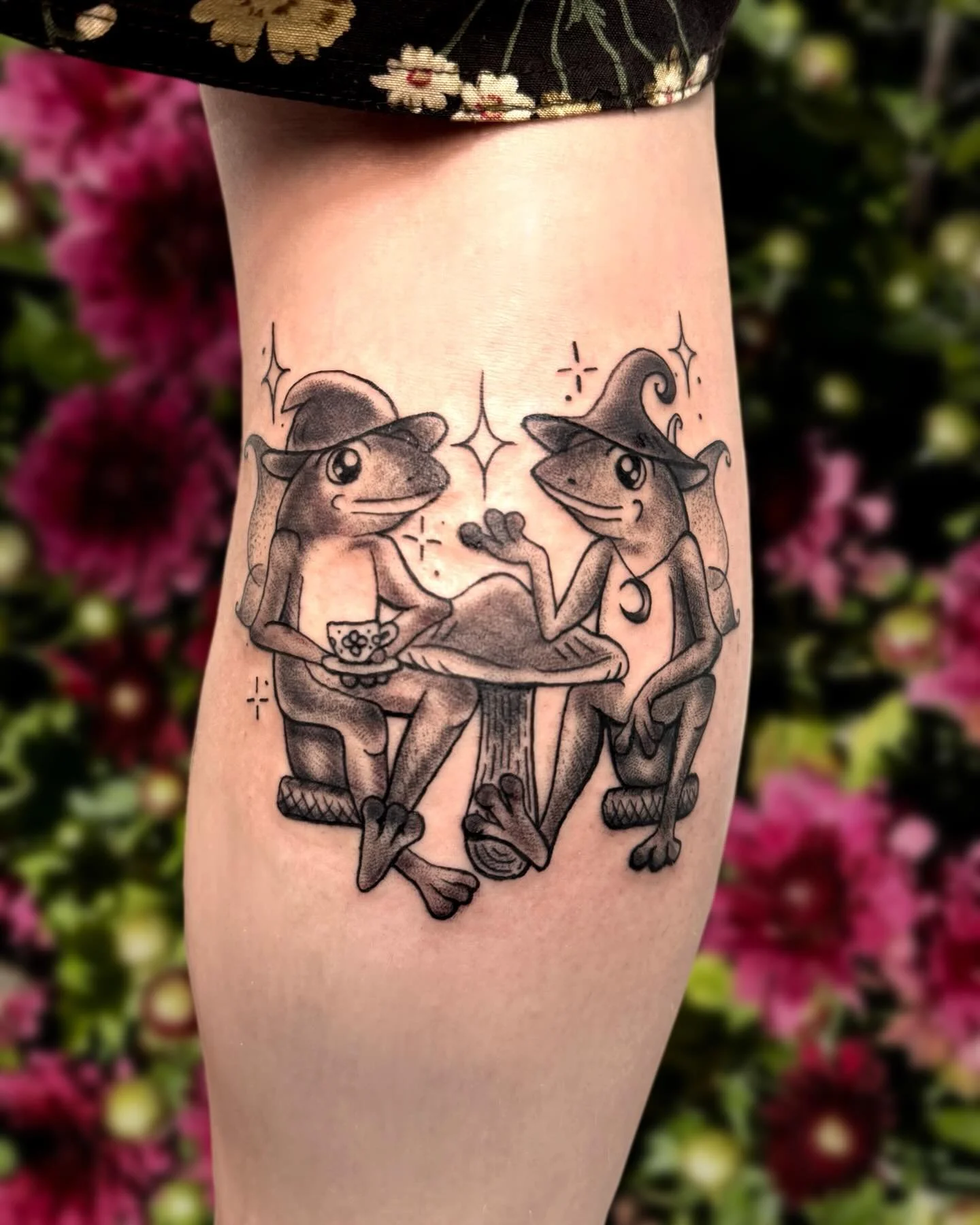 🐸🧚🏻&zwj;♀️🧙&zwj;♀️ little fairy wizard frogs! I got to do this piece for one of my favorite beings in all the land! My cousin and best friend @ephemeraltriangle. We got to have an adventure a couple of weeks ago that filled my heart with magic an