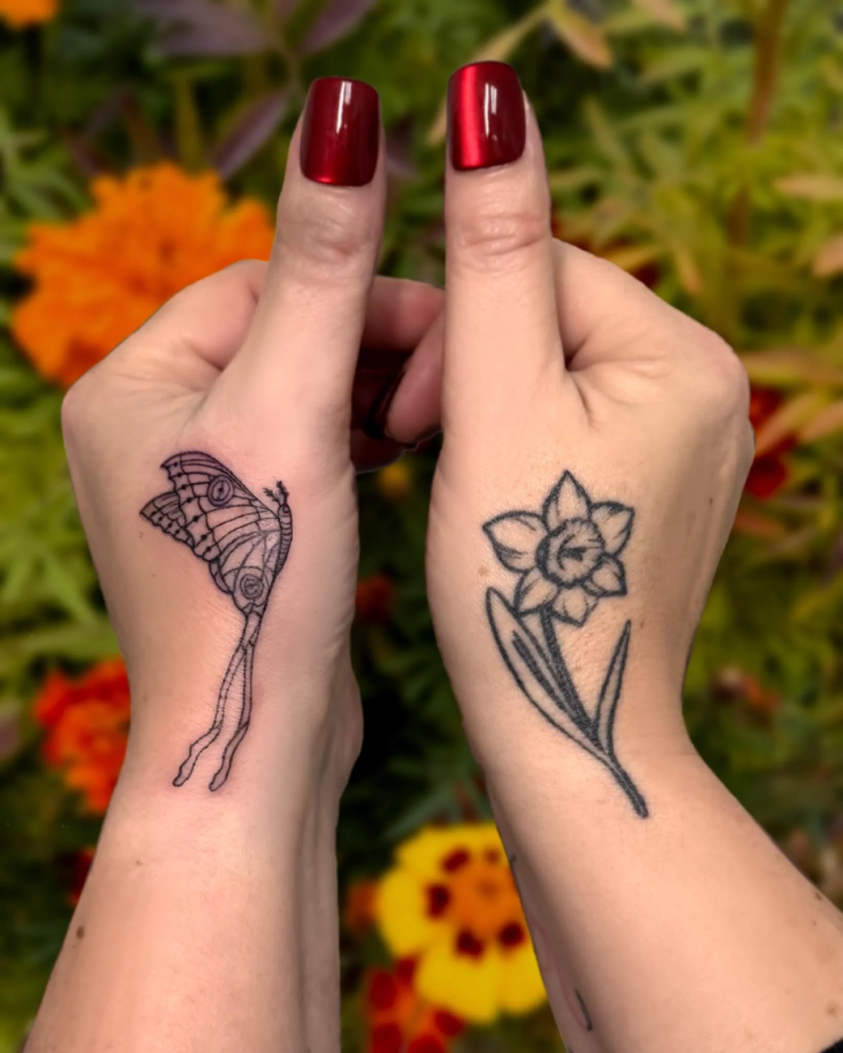 🌼🦋 The existing daffodil on the right hand needed a nature-y counterpart on the left. So we added this african moon moth in a similar style. The lines will blur slightly with time and they will look even more tandem together.  I love problem solvin