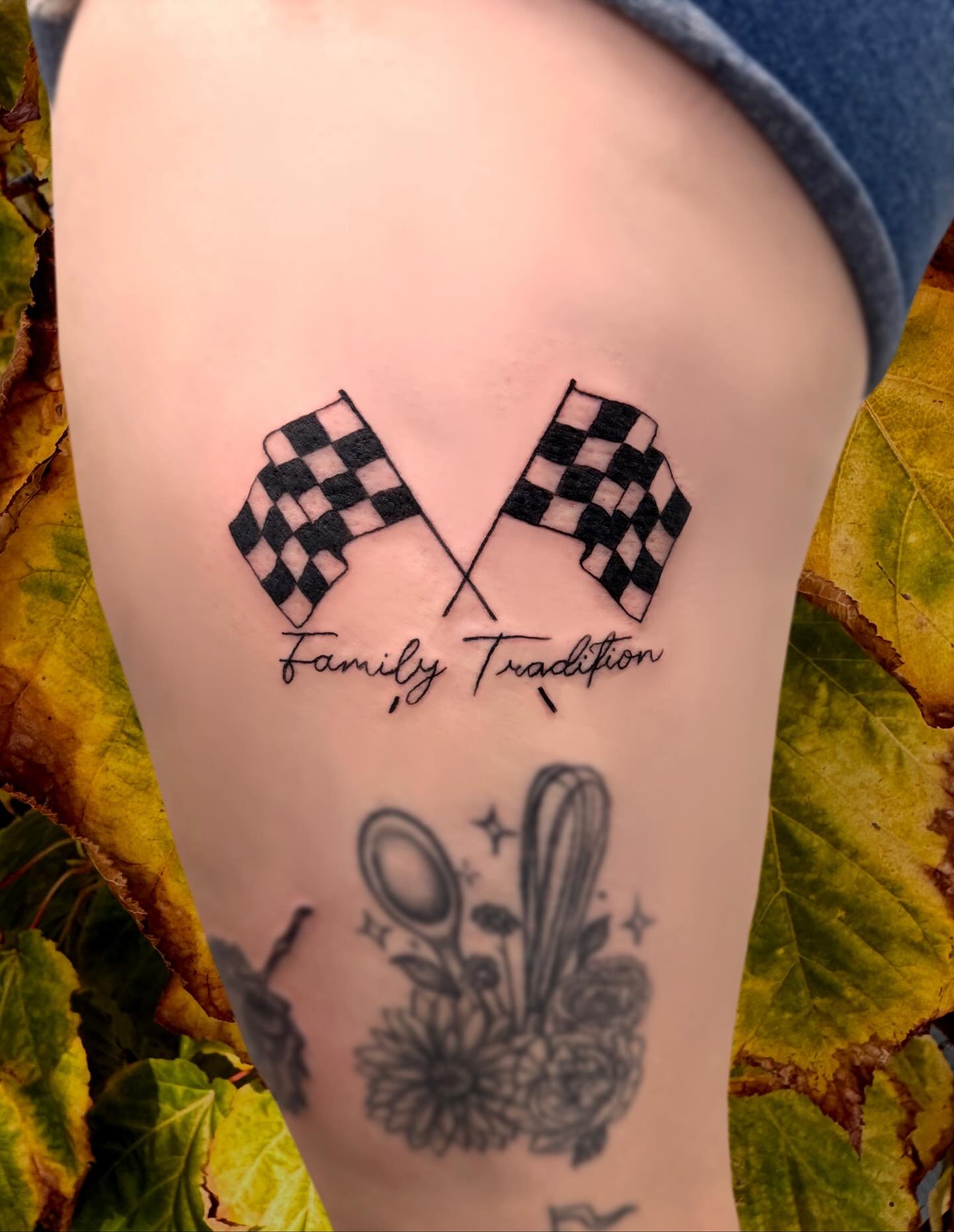 🏁🍁Added some more patches to Kylee&rsquo;s family leg sleeve a while back! Every member gets their own dedicated piece!
@kylee_langdon72 
#tattoo #greshamtattoo #patchwork #familysleeve #familytattoo #bngtattoo #portlandtattoo