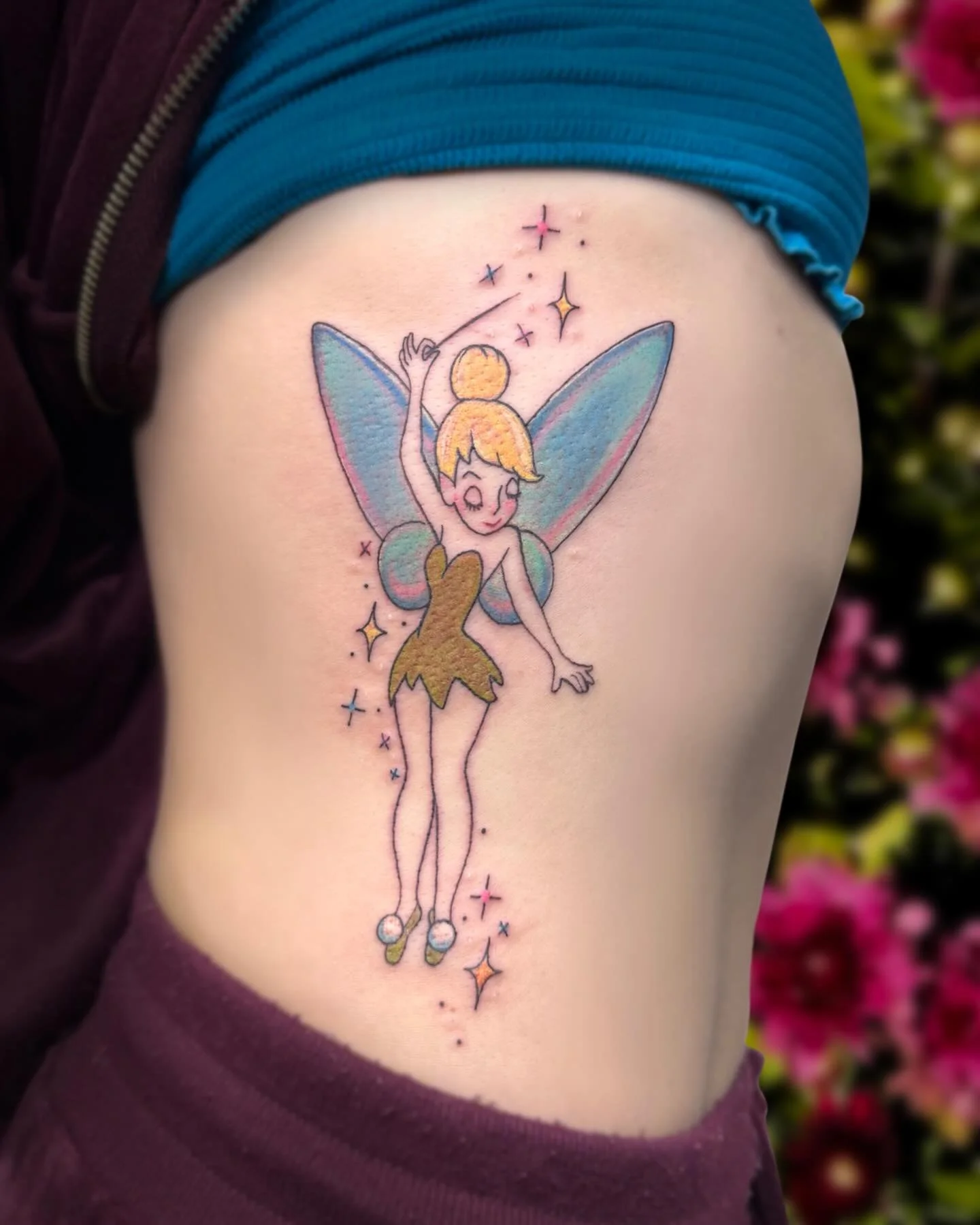 Tinkerbell! 🧚&zwj;♂️✨🌿
We wanted to do classic tink from peter pan but with colorful iridescent wings. 
This tattoo is quite special to me, as it is the first one I have done on my mom. She has always been a big supporter of me living my little pix