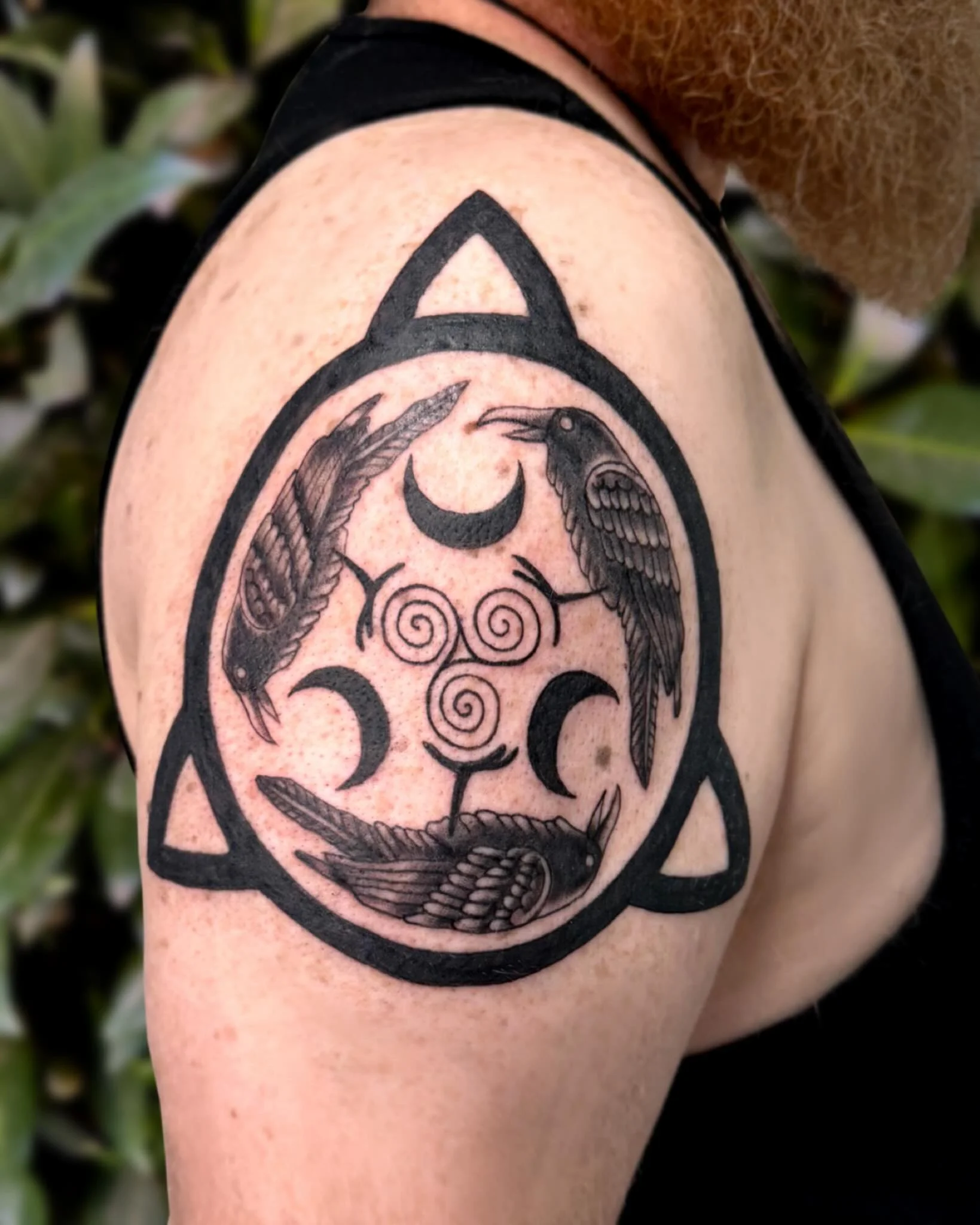 A tattoo tribute to the celtic goddess morrigan ⚔️ ☘️

#greshamtattoo #greshamtattooartist #pdxtattoo #celtictattoo #bngtattoo