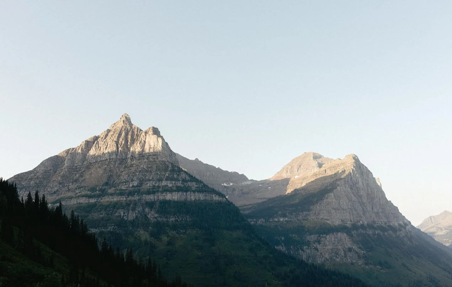 As the sun kissed the mountains good morning.

#glaciernationalpark #montanaphotographer #montanaweddingphotographer #whitefishmontana #whitefishphotographer