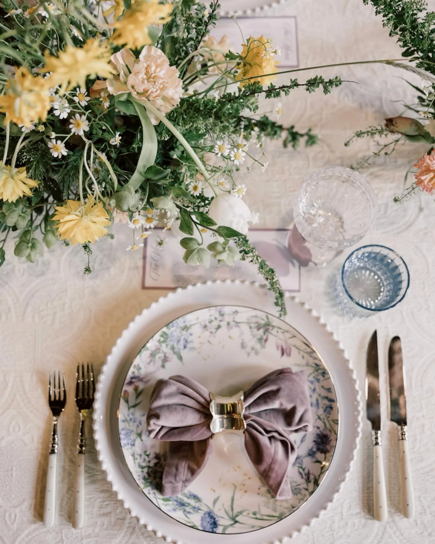 What a treat to have been part of the @emergeeventcollective Montana dinner last week!

Human connection was truly at the heart of this event. The conversations were genuine and enriching. And of course, @goldenhour.eventsbzn and the Montana wedding 