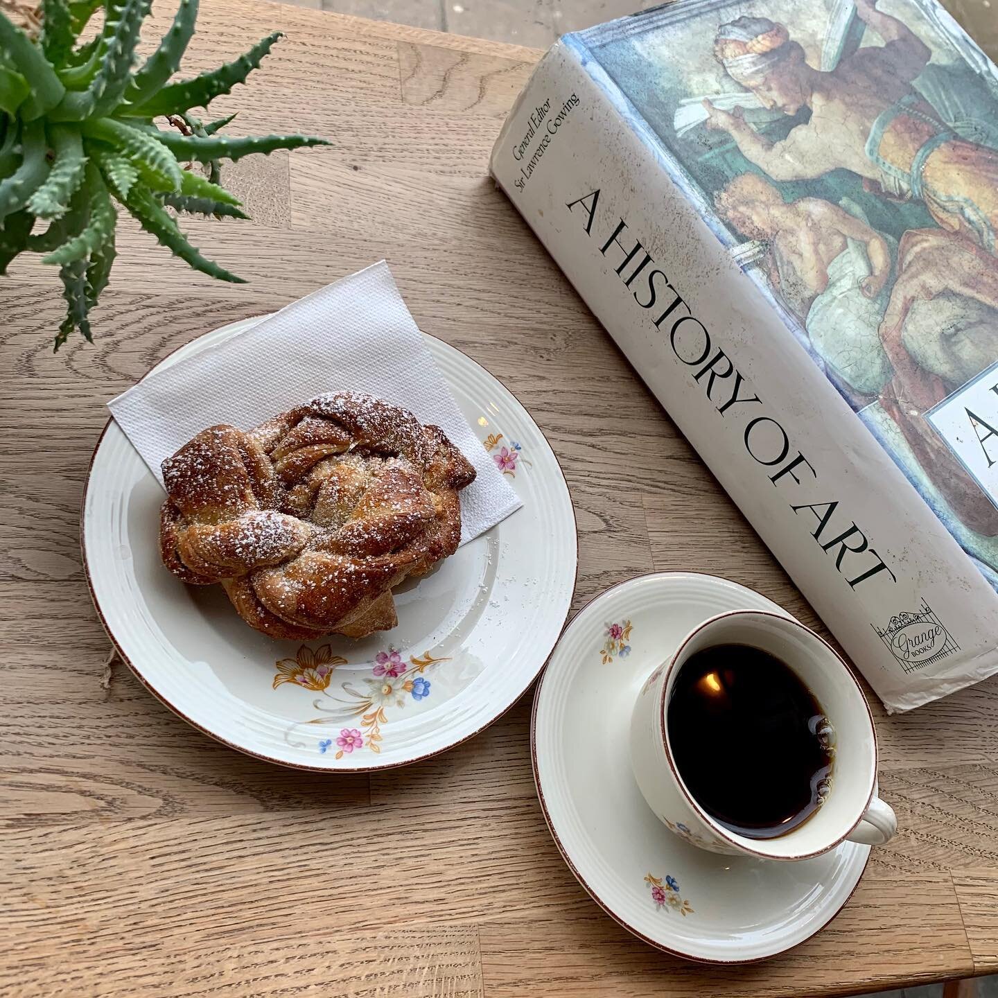 &hellip;.Marius made his great grandmothers secret cardamom knots recipe, and the result is looking (and tasting) very good. You may call this a history of art&hellip;and knot to be missed&hellip; #greatgrandmother #trondheim #cafelefrere #supportloc