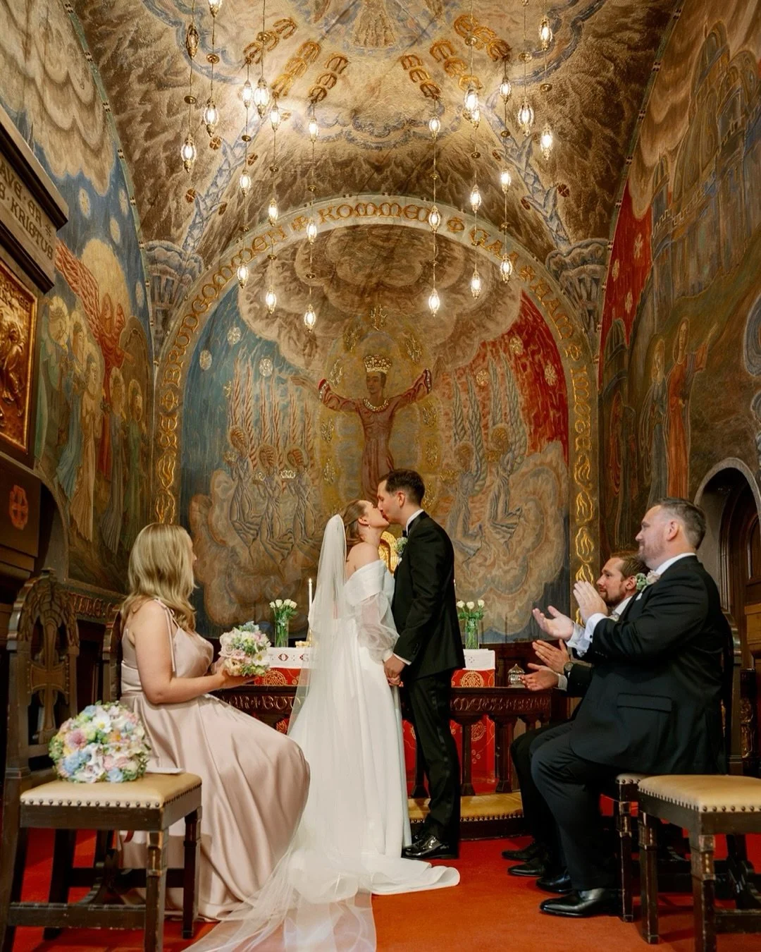 Jeg sier det hver eneste helg, men jeg elsker virkelig jobben min! Jeg fikk ta del i enda en fantastisk bryllupsfeiring i går og for en dag vi hadde! 🎉 Det var også første gangen jeg fotograferte et bryllup i Bekkelaget Kirke og w