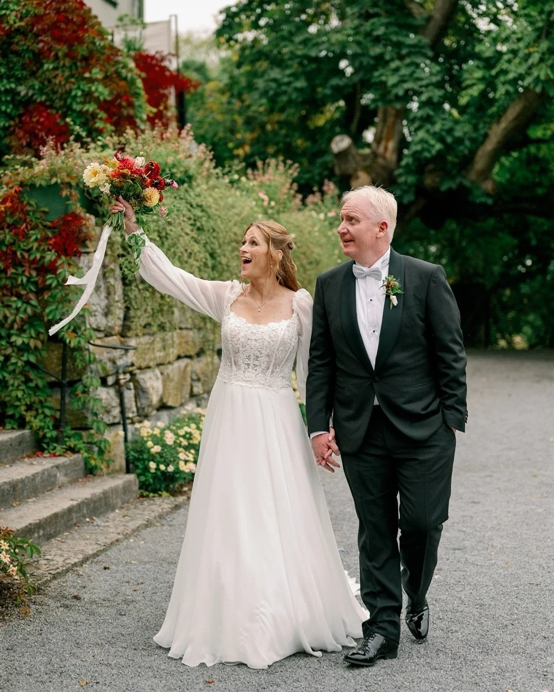 Gårsdagens superfestlige dag med Torill og John-Helge på Hoel Gård! 🍁🍂🌿Nydelig utevielse i hagen på Hoel og såå festlig feiring som gikk over all forventning for oss alle. 🎉