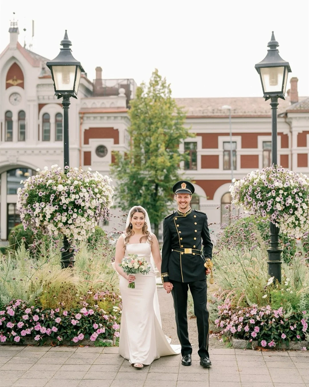 Gårsdagens nydelige feiring på Høsbjør i Brumunddal! Jeg gleder meg såå til å vise frem flere bilder fra årets siste heldags den kommende uken! Hurra! Tusen takk for tilliten, TK&S! 🎉