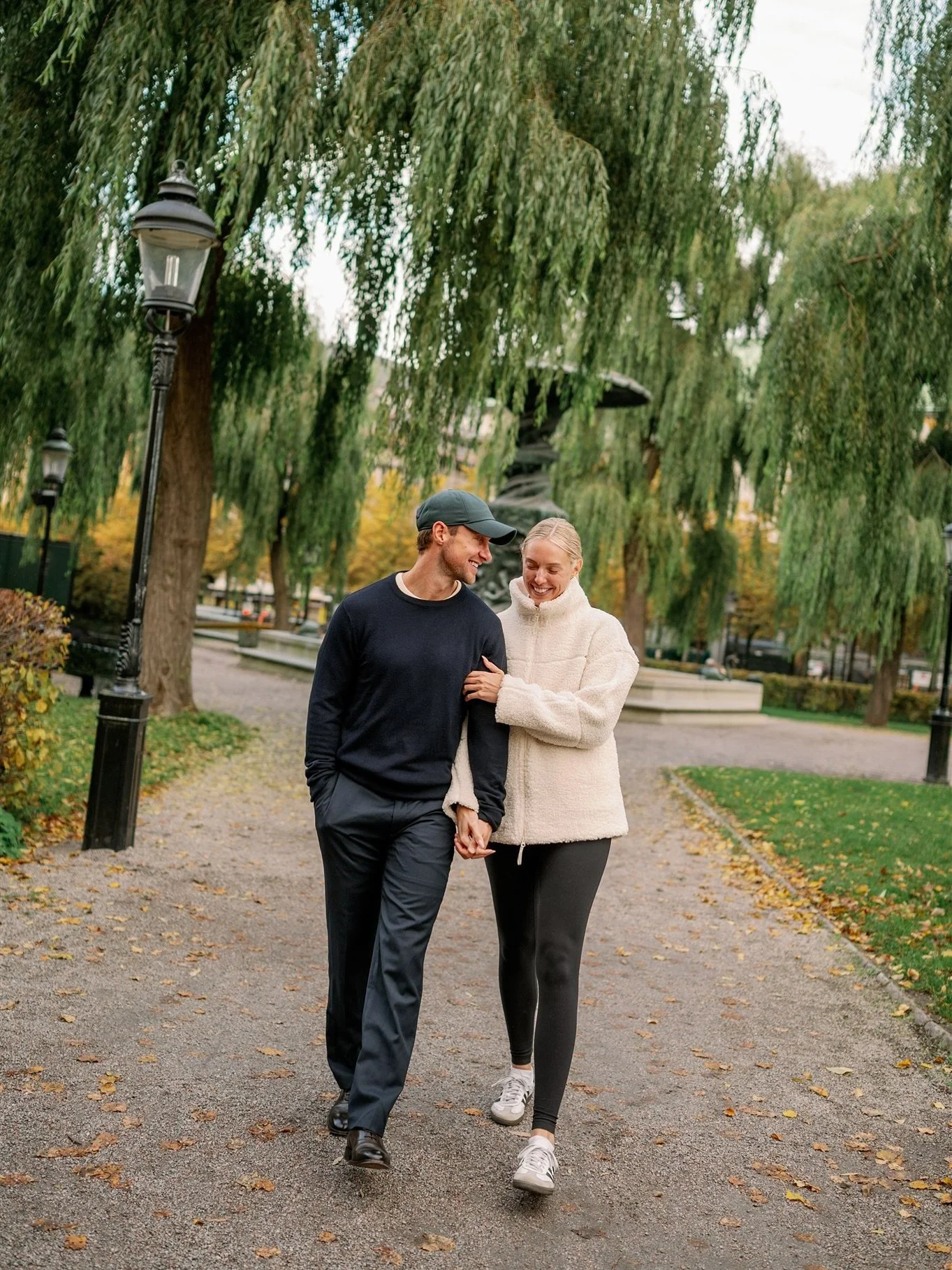 N&aring;r jeg var i Stockholm 🇸🇪 tok jeg sjansen til &aring; sp&oslash;rre noen superkoselig kj&aelig;restepar jeg s&aring; p&aring; gaten om de ville v&aelig;re med p&aring; en liten shoot ! S&aring; heldig var jeg n&aring;r alle sa ja! Her er nyd