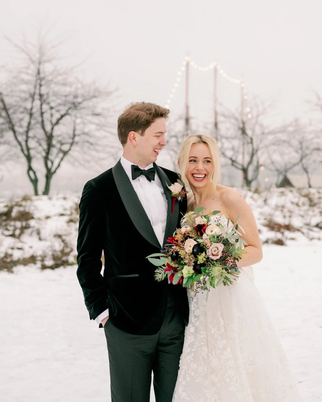 Jeg har offisielt tatt juleferie og mimrer tilbake til dette superkoselige desemberbryllupet! ❄️🎄