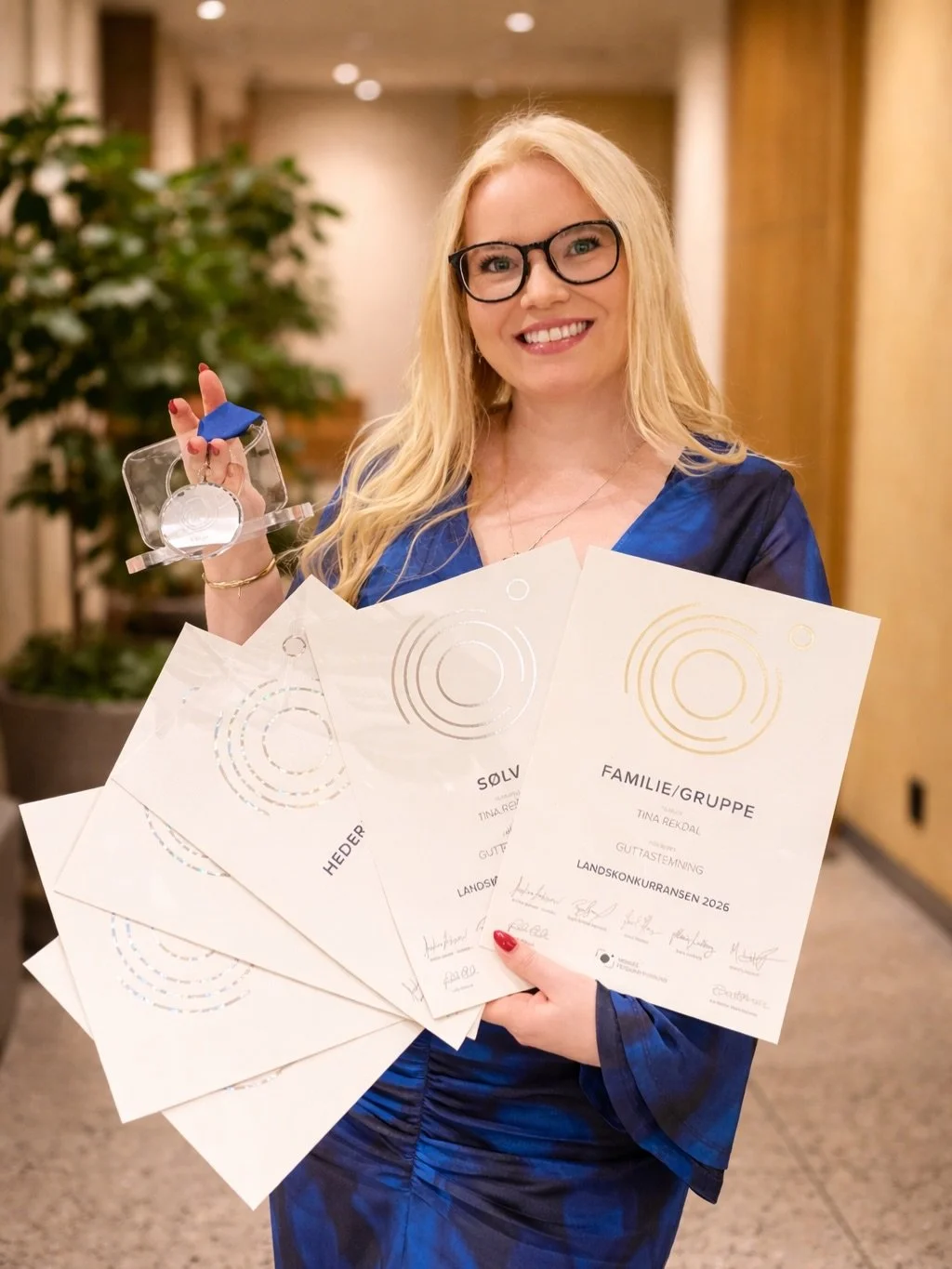 G&aring;rsdagen var alts&aring; s&aring; utrolig koselig! Jeg ble kategorivinner, vant s&oslash;lvmedalje og 5 hederlige omtaler og diplom! 🥈🌟 Jeg ble veldig r&oslash;rt og takknemlig for s&aring; fine kollegaer i Norges Fotografforbund, og ikke mi