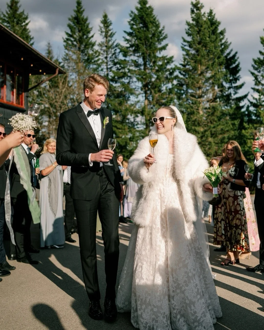 G&aring;rsdagens fantastiske brudepar! 🌟 For en nydelig april-dag vi hadde med str&aring;lende sol og varme! ☀️ Vielse i Ris Kirke og fest p&aring; kjempefine Sporten p&aring; Frognerseteren.