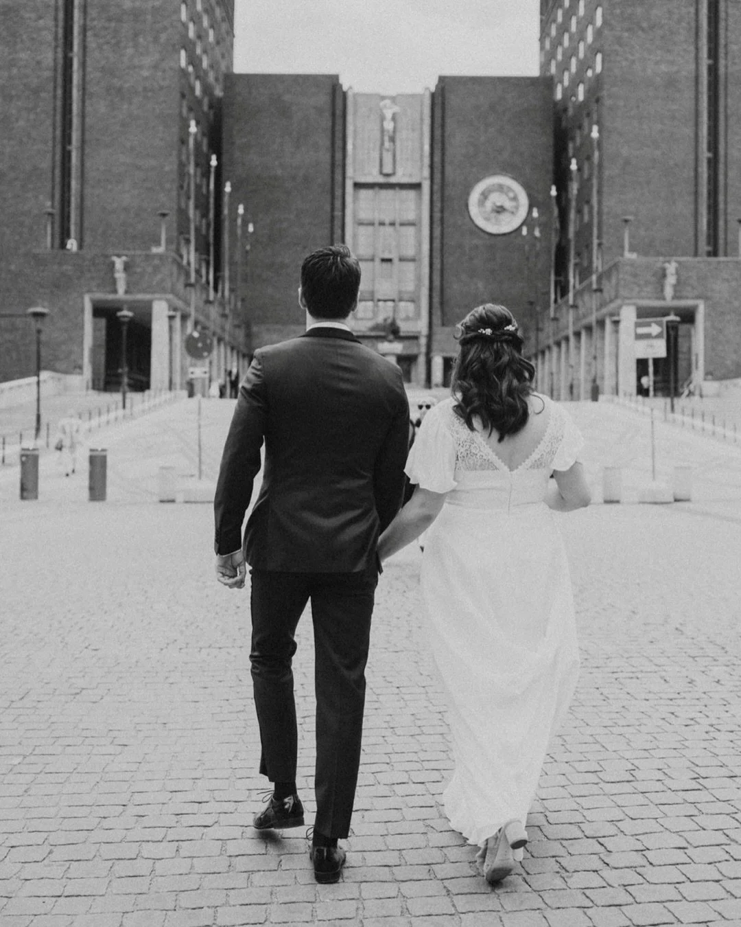 G&aring;rsdagens superkoselig r&aring;dhusbryllup med first look og portrettfoto i Slottsparken. 🌸